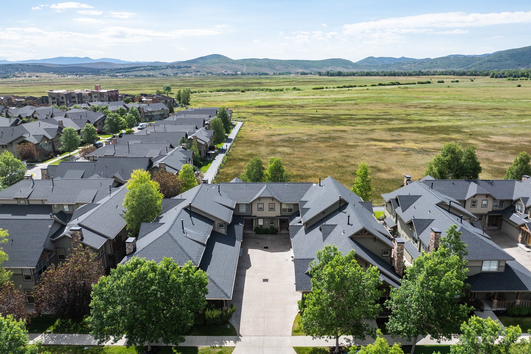  Exceptional Fox Point Townhome with Mountain Views & Prime Location - 物件實景