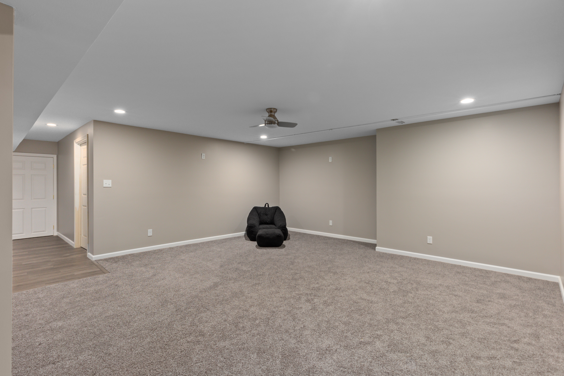 Litchfield, Illinois, 62056, United States, 5 Bedrooms Bedrooms, ,4 BathroomsBathrooms,Residential,For Sale,1979153