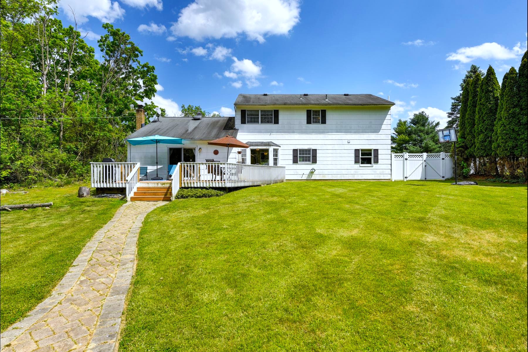  ?Glenwood? Neighborhood Colonial Offers Privacy and Flexibility - 物件實景