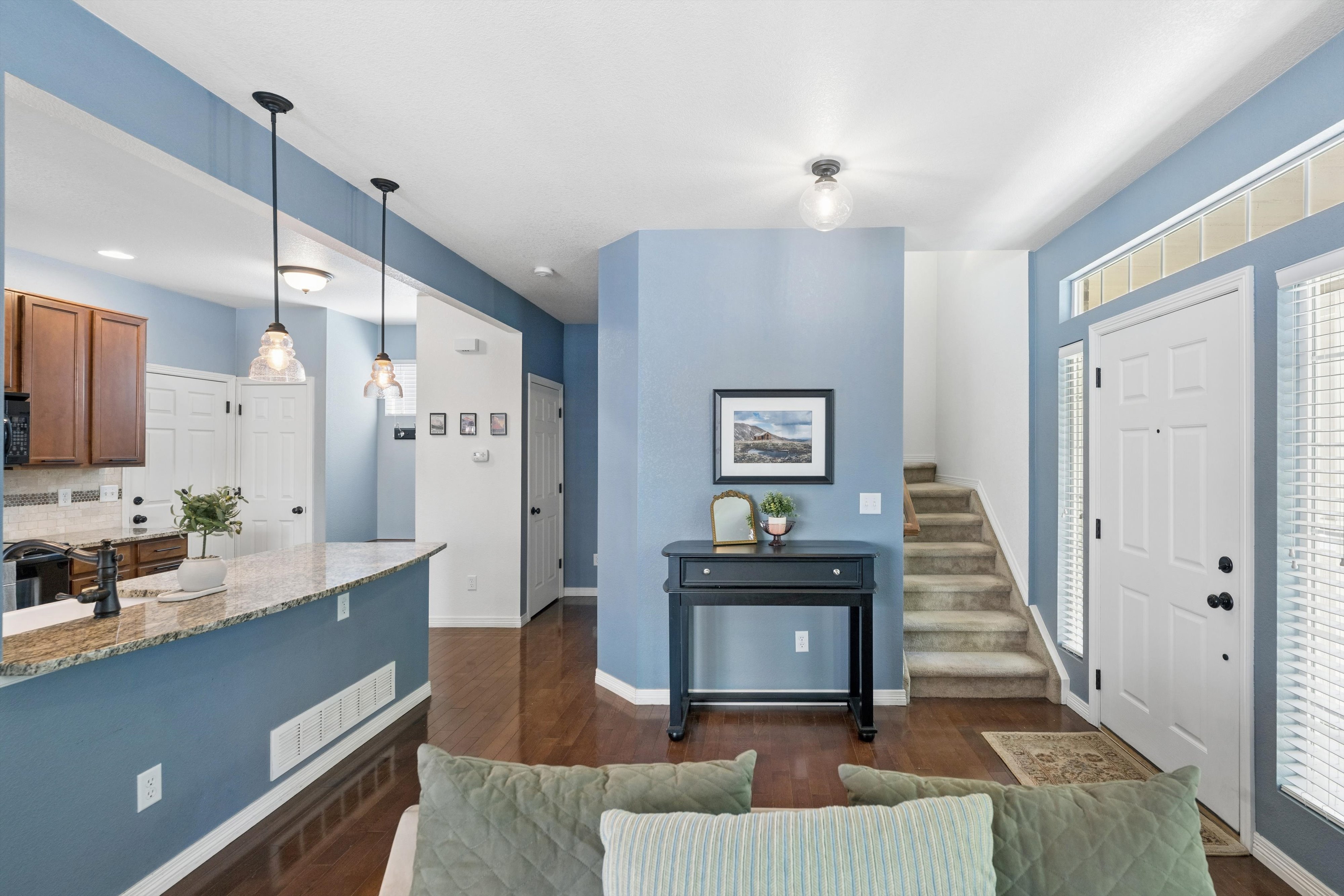  Beautiful 3-Bedroom, 3-Bath Home On A Charming Tree-Lined Street - 物件實景