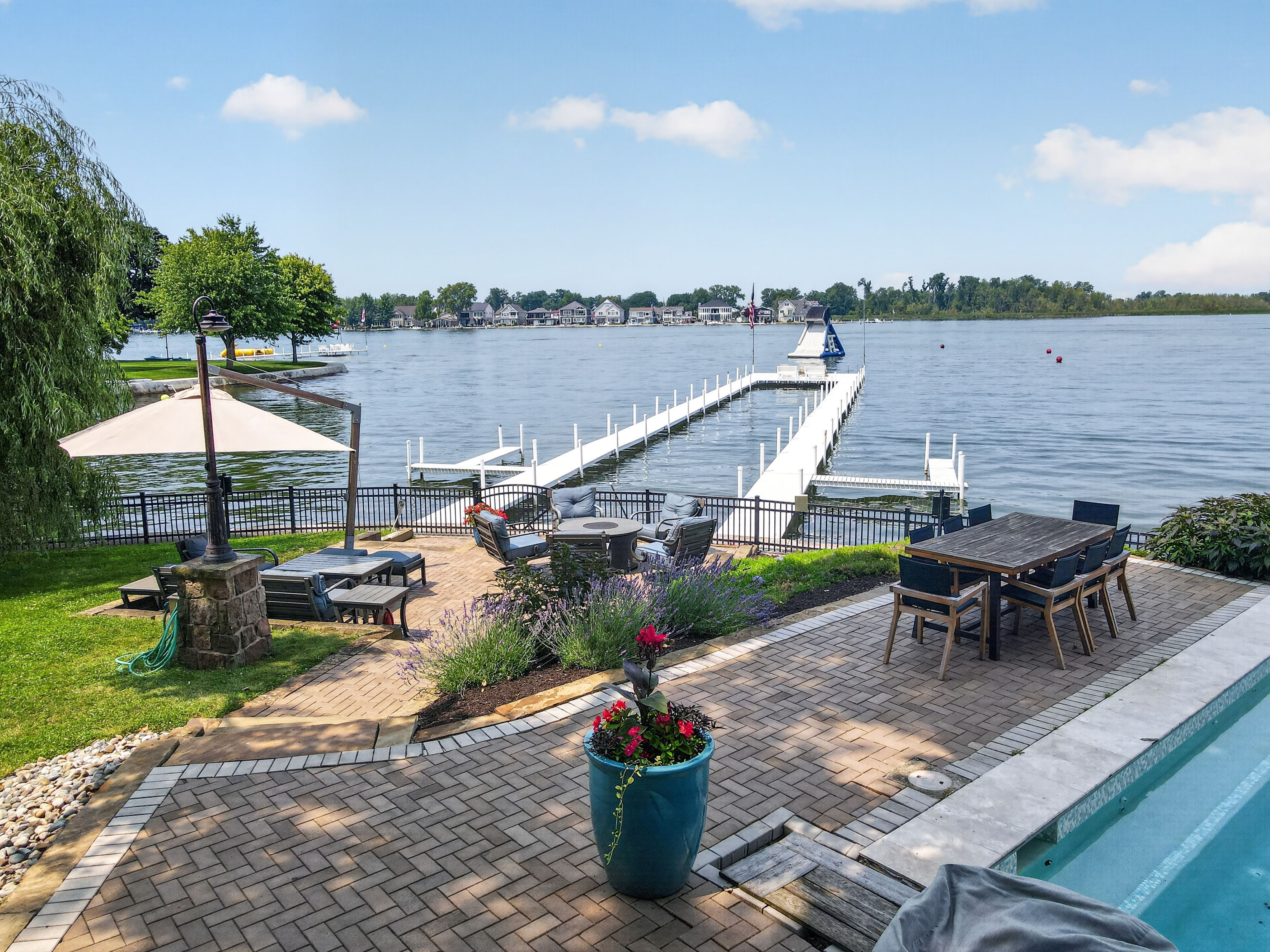  Multiple Residences on a 2.7 Acre Peninsula off Lake Wawasee - 物件實景