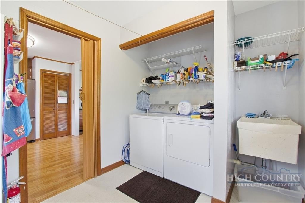 Spruce Pine, North Carolina, 28777, United States, 4 Bedrooms Bedrooms, ,2 BathroomsBathrooms,Residential,For Sale,2045160