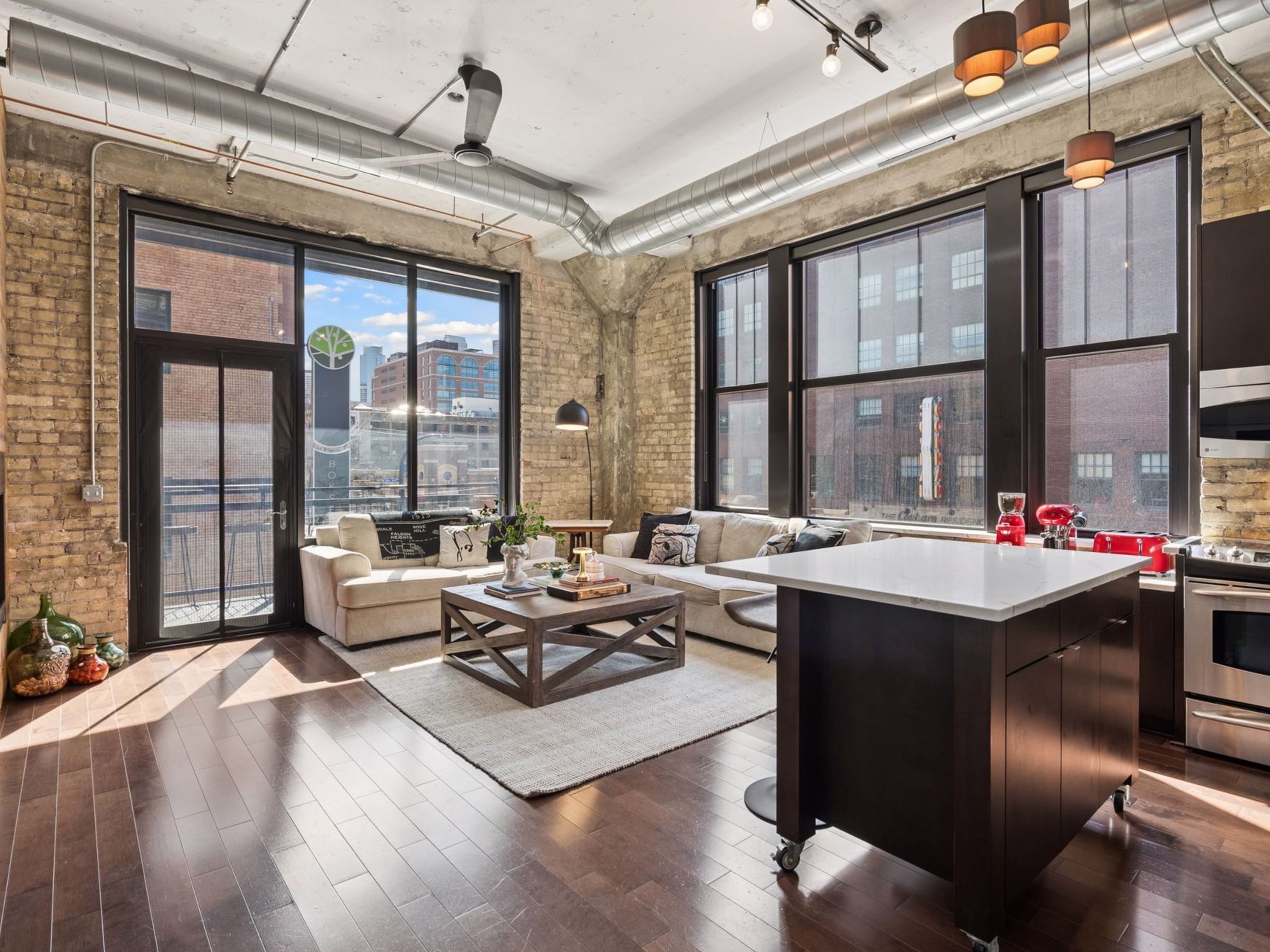  Iconic Corner Loft in Coveted North Loop - 物件實景