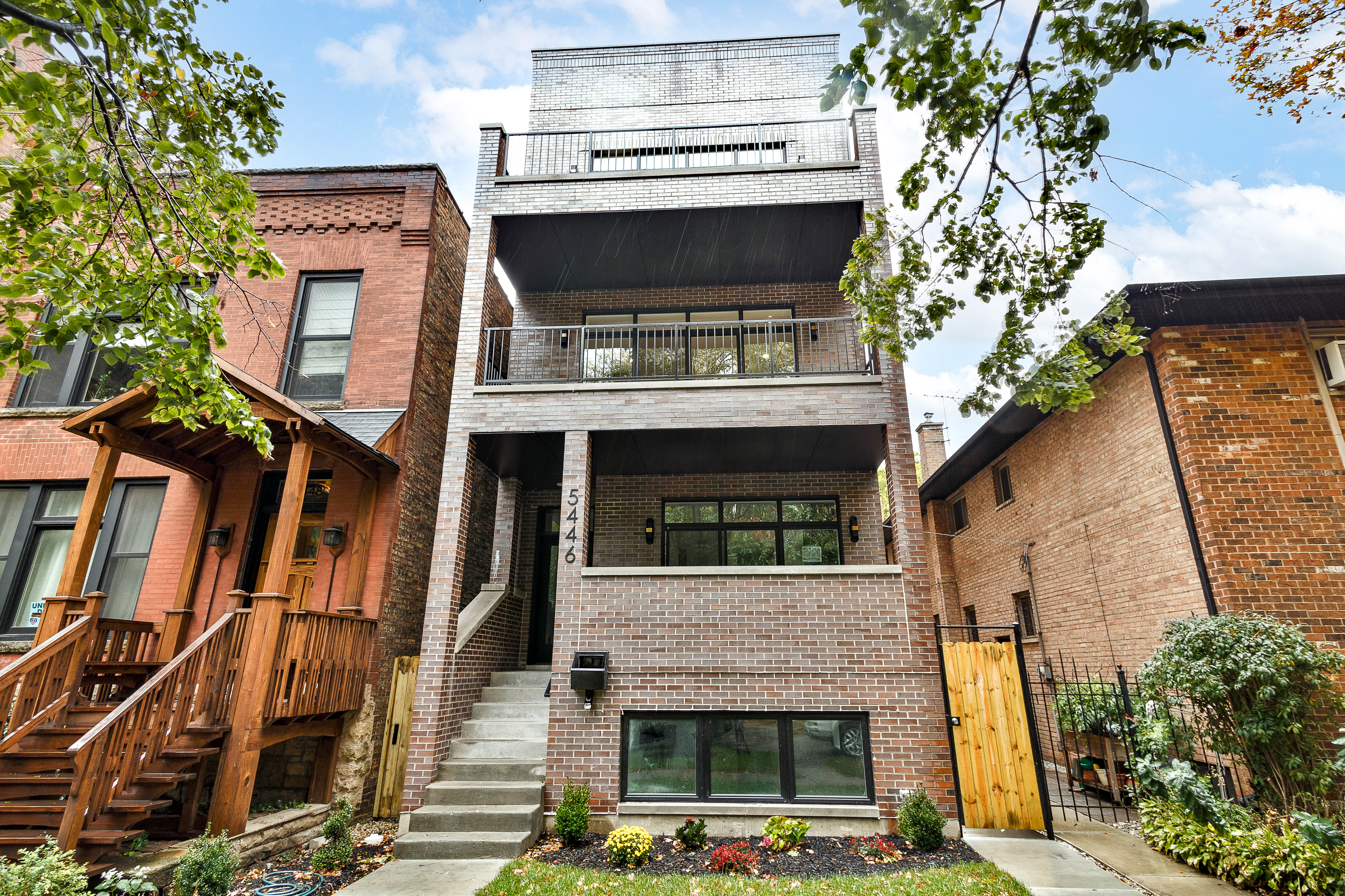  Experience Elevated Living in this Sun-filled Second-floor Simplex - 物件實景