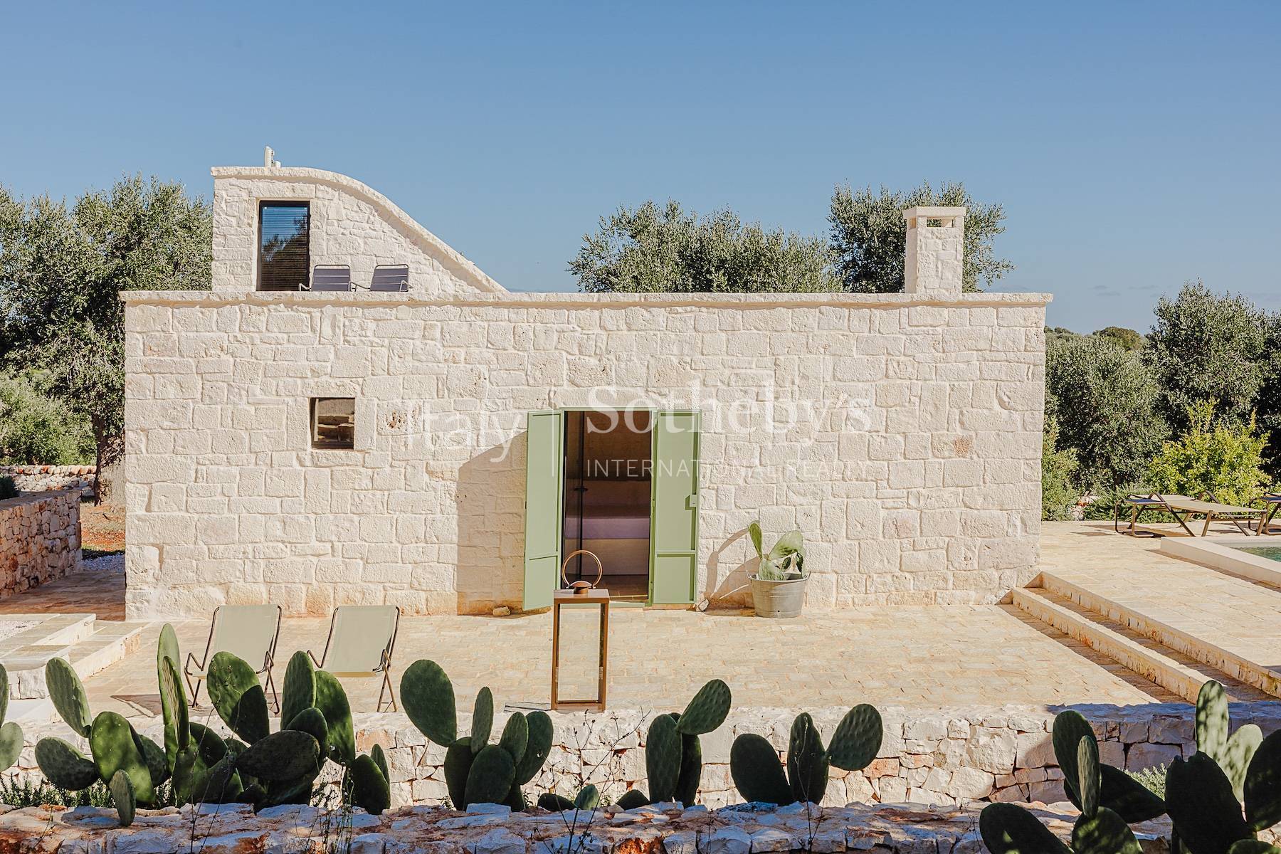  Exclusive estate among the olive trees in the Valle d