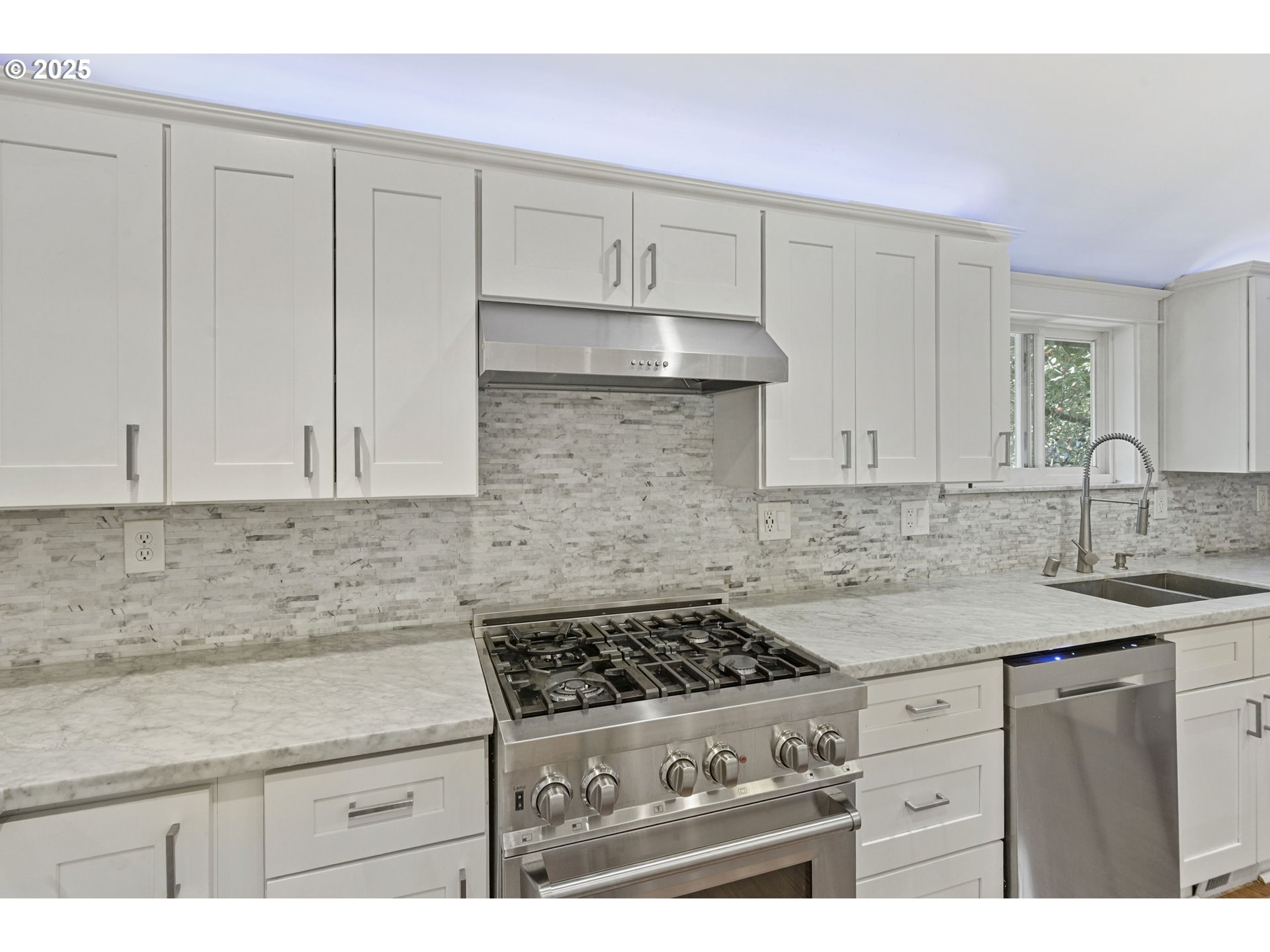 Vancouver, Washington, 98686, United States, 6 Bedrooms Bedrooms, ,3 BathroomsBathrooms,Residential,For Sale,1989368