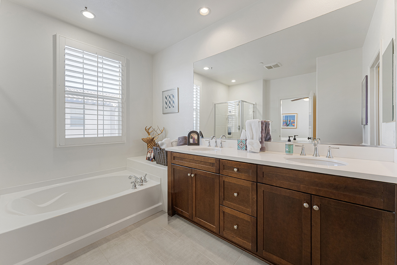 Ontario, California, 91761, United States, 2 Bedrooms Bedrooms, ,2 BathroomsBathrooms,Residential,For Sale,1928466