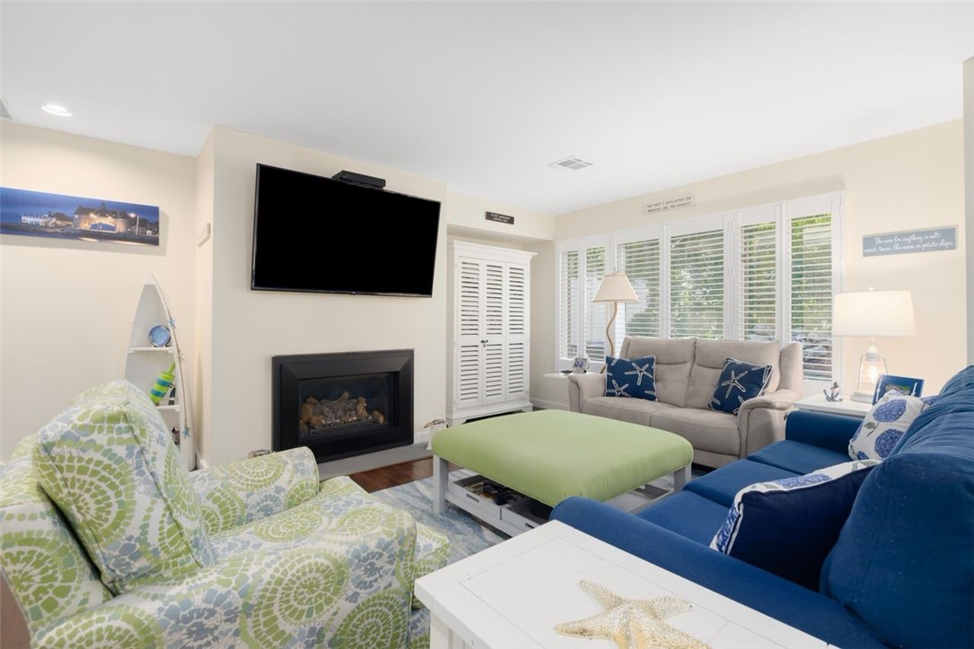 Narragansett, Rhode Island, 02882, United States, 2 Bedrooms Bedrooms, ,3 BathroomsBathrooms,Residential,For Sale,1950851