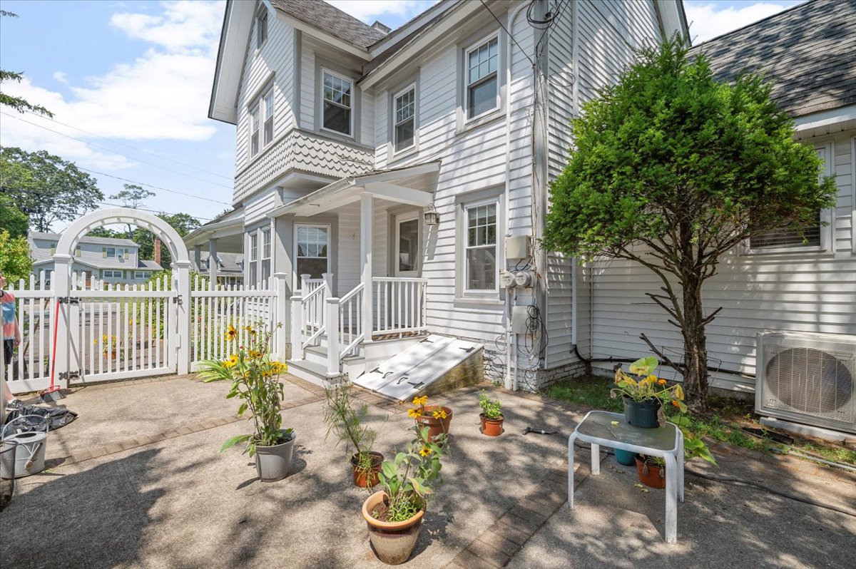 Amityville, New York, 11701, United States, 3 Bedrooms Bedrooms, ,3 BathroomsBathrooms,Residential,For Sale,1944957