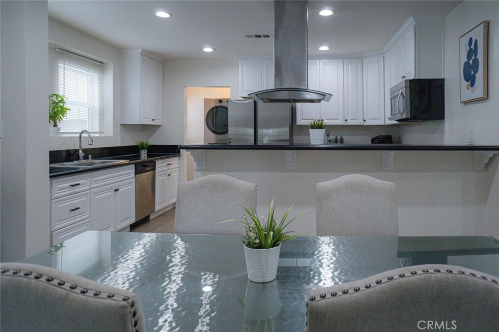 Los Angeles, California, 90043, United States, 3 Bedrooms Bedrooms, ,2 BathroomsBathrooms,Residential,For Sale,1981905