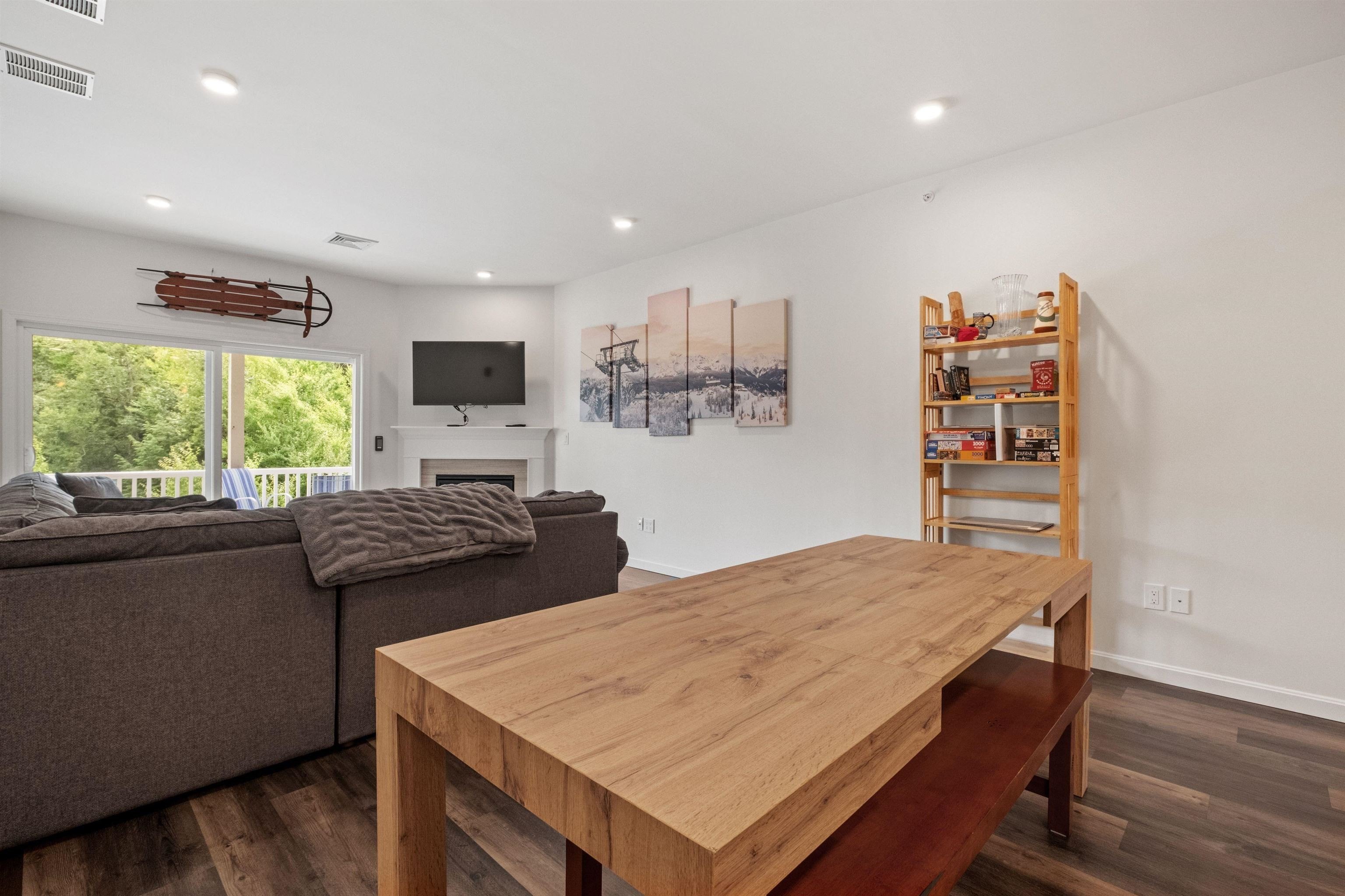 Lincoln, New Hampshire, 03251, United States, 3 Bedrooms Bedrooms, ,2 BathroomsBathrooms,Residential,For Sale,1900633