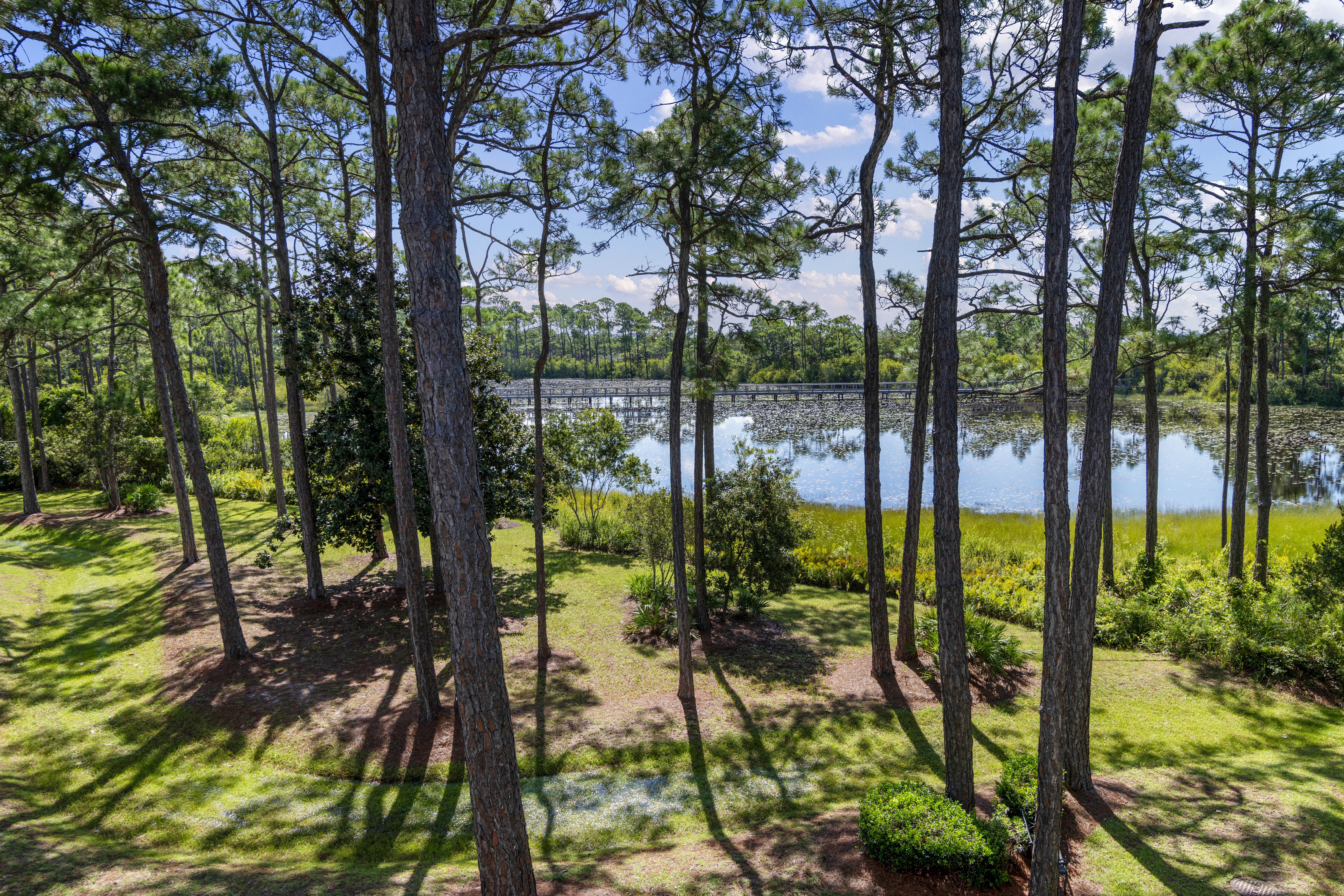  Rare Coastal Retreat with Pool Overlooking Tresca Lake Offered Fully Furnished - 物件實景