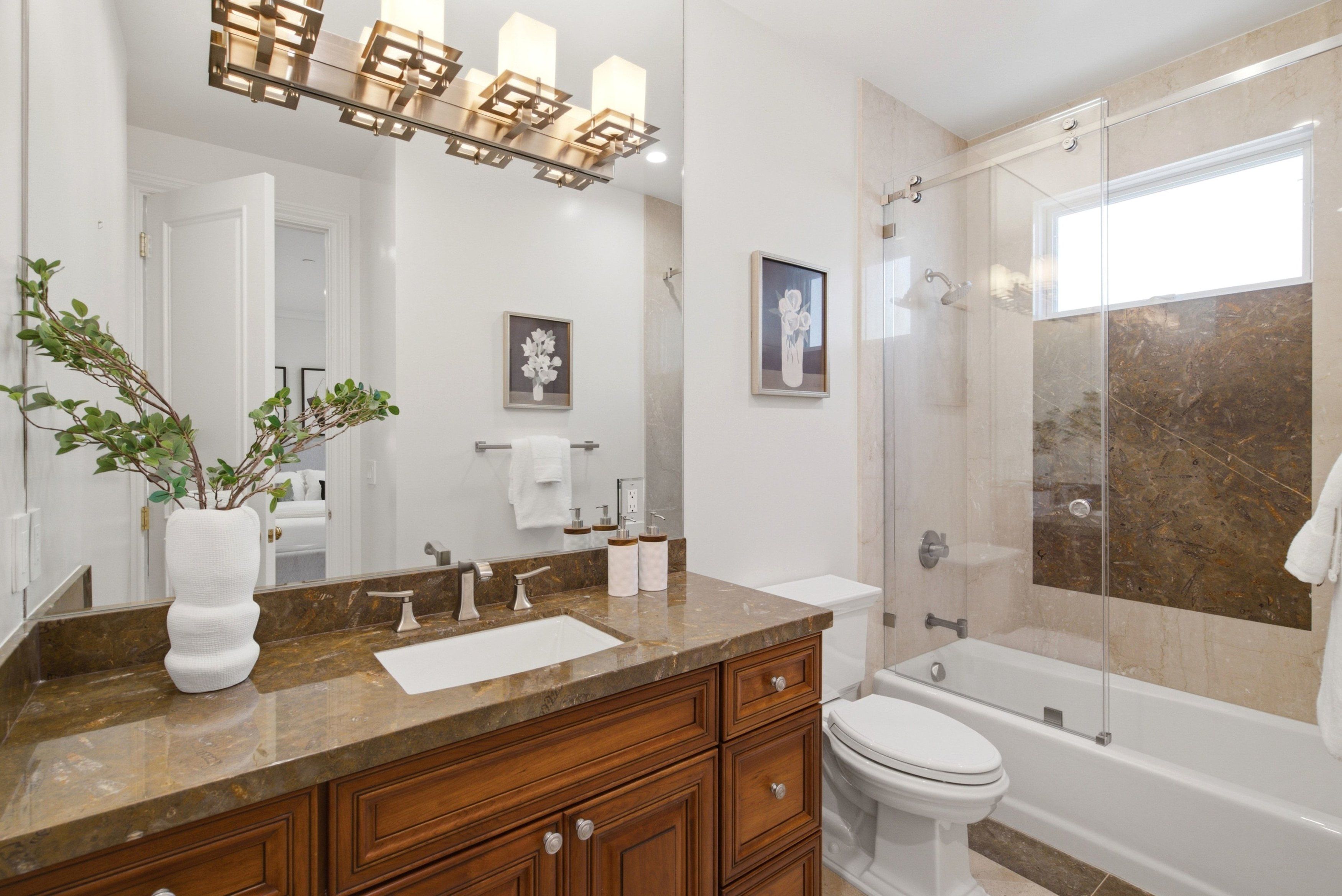  Beautifully Remodeled with Designer Finishes - 物件實景