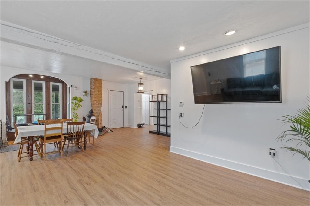 Amesbury, Massachusetts, 01913, United States, 4 Bedrooms Bedrooms, ,2 BathroomsBathrooms,Residential,For Sale,1974593