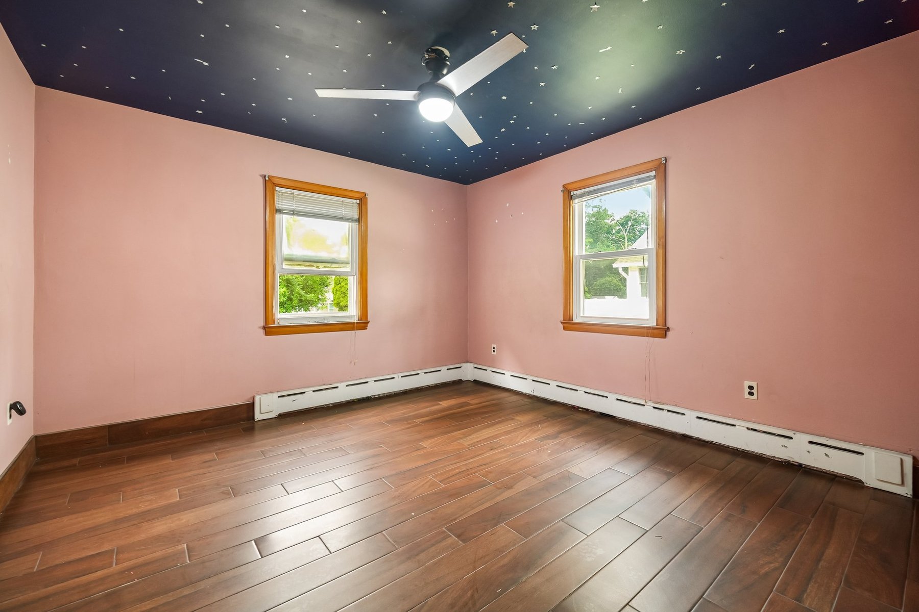  Charming Brick Ranch Home Ready for Your Vision - 物件實景