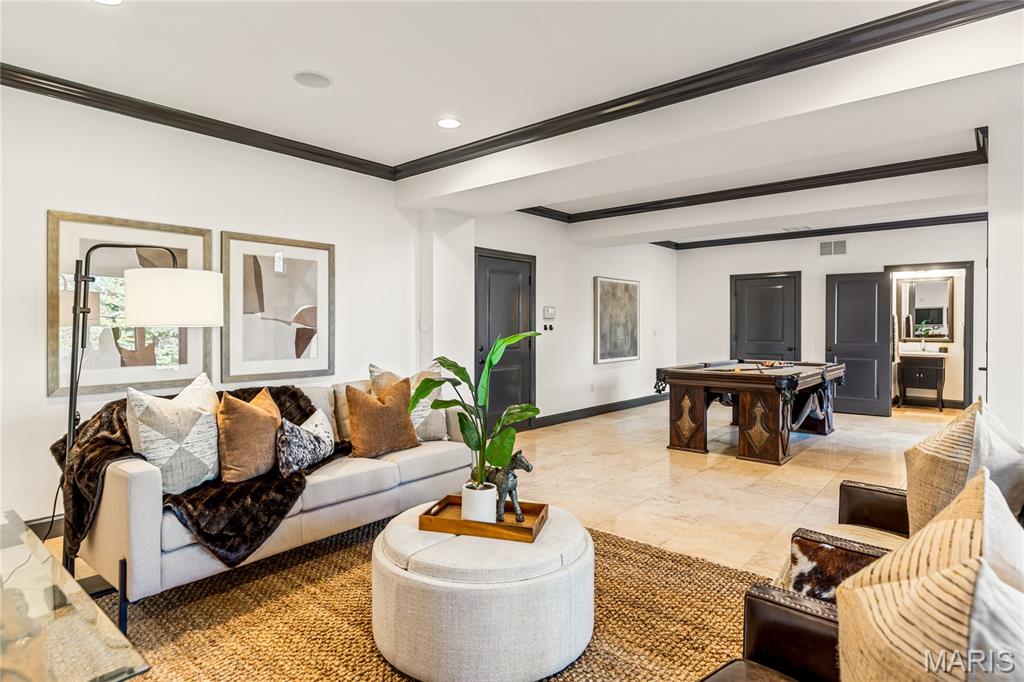 University City, Missouri, 63105, United States, 4 Bedrooms Bedrooms, ,5 BathroomsBathrooms,Residential,For Sale,1989585