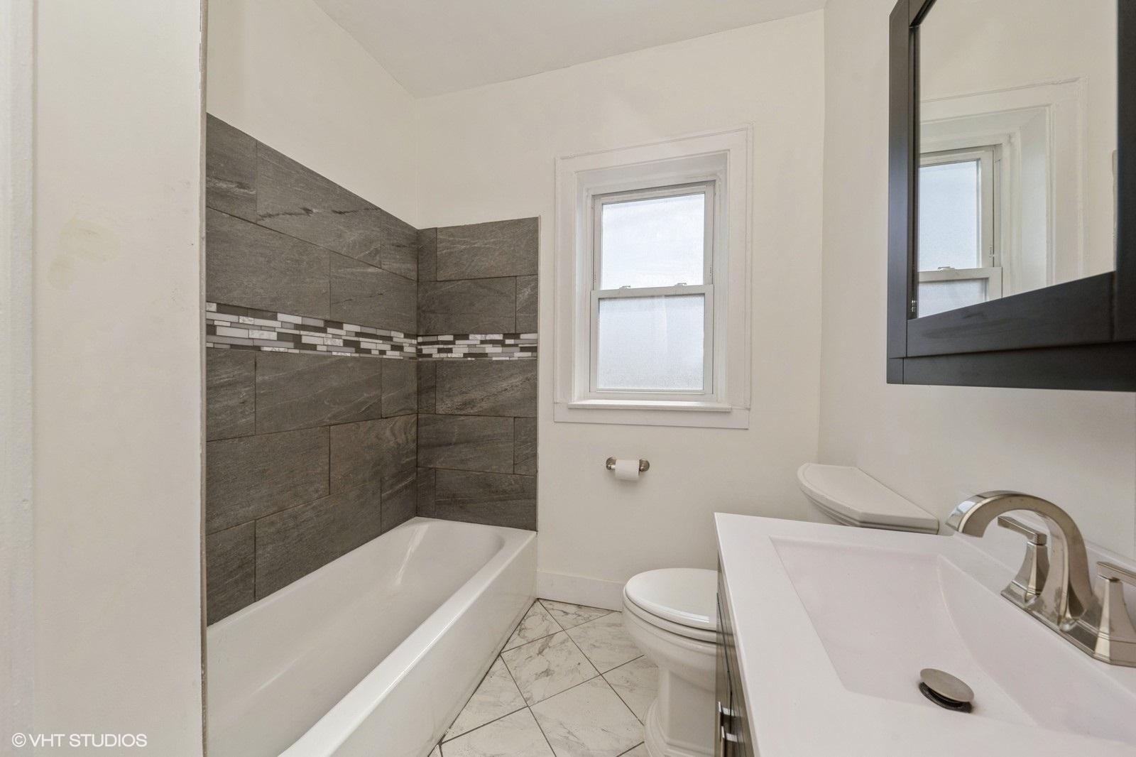 Chicago, Illinois, 60649, United States, 10 Bedrooms Bedrooms, ,Residential,For Sale,1926299