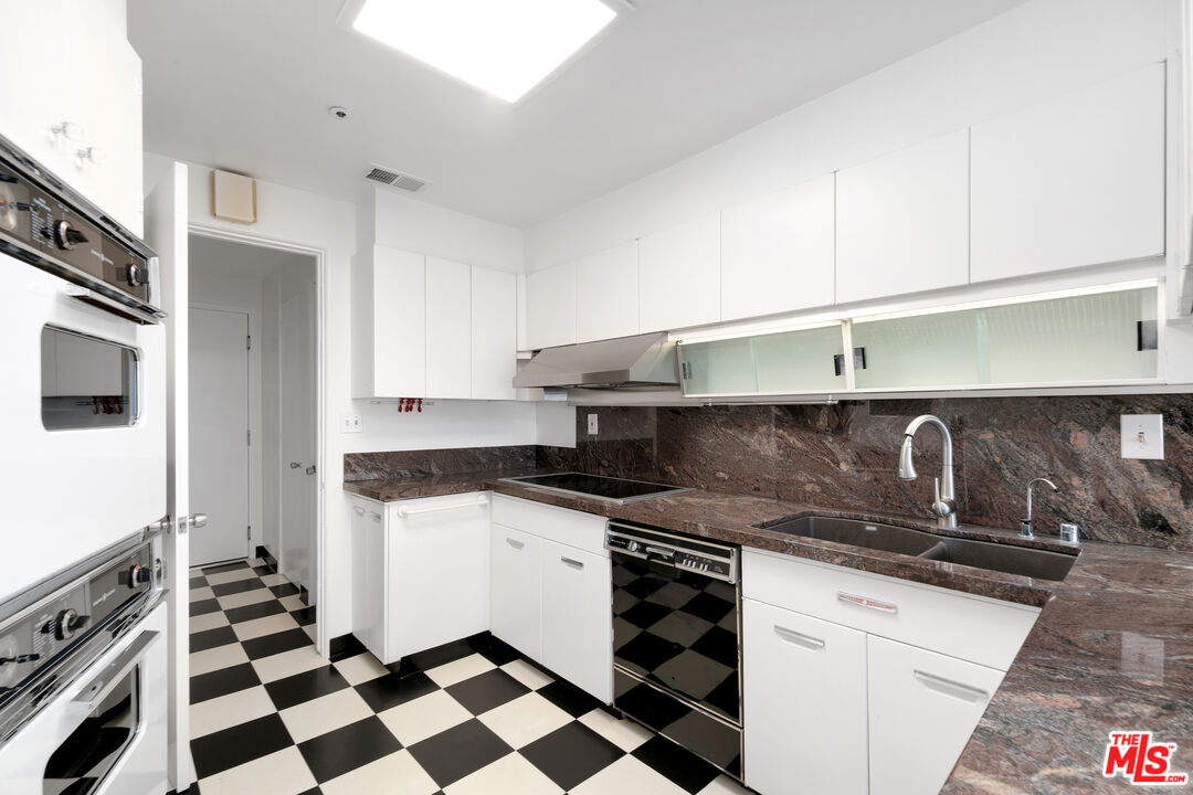Los Angeles, California, 90024, United States, 2 Bedrooms Bedrooms, ,3 BathroomsBathrooms,Residential,For Sale,1817852