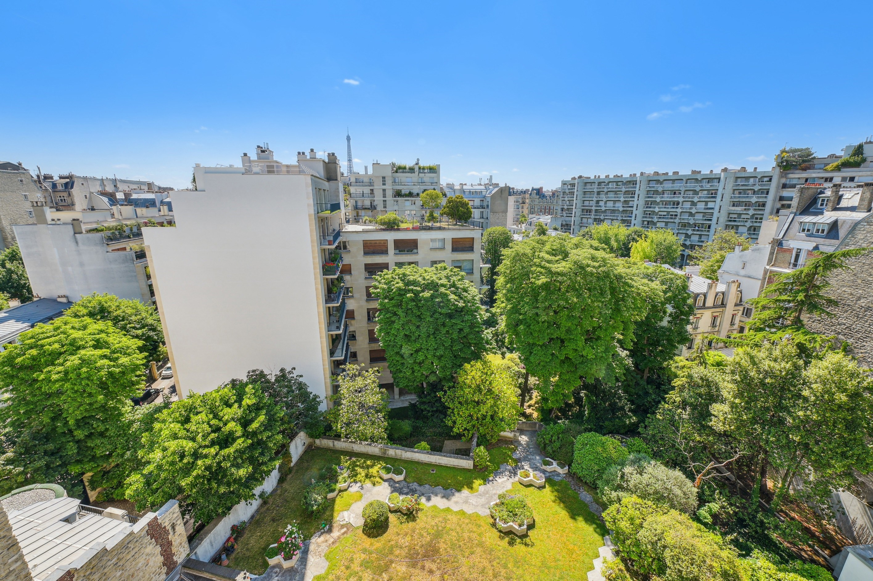  Elegant Pied-à-Terre with Expansive Terrace in Victor Hugo District - 物件實景
