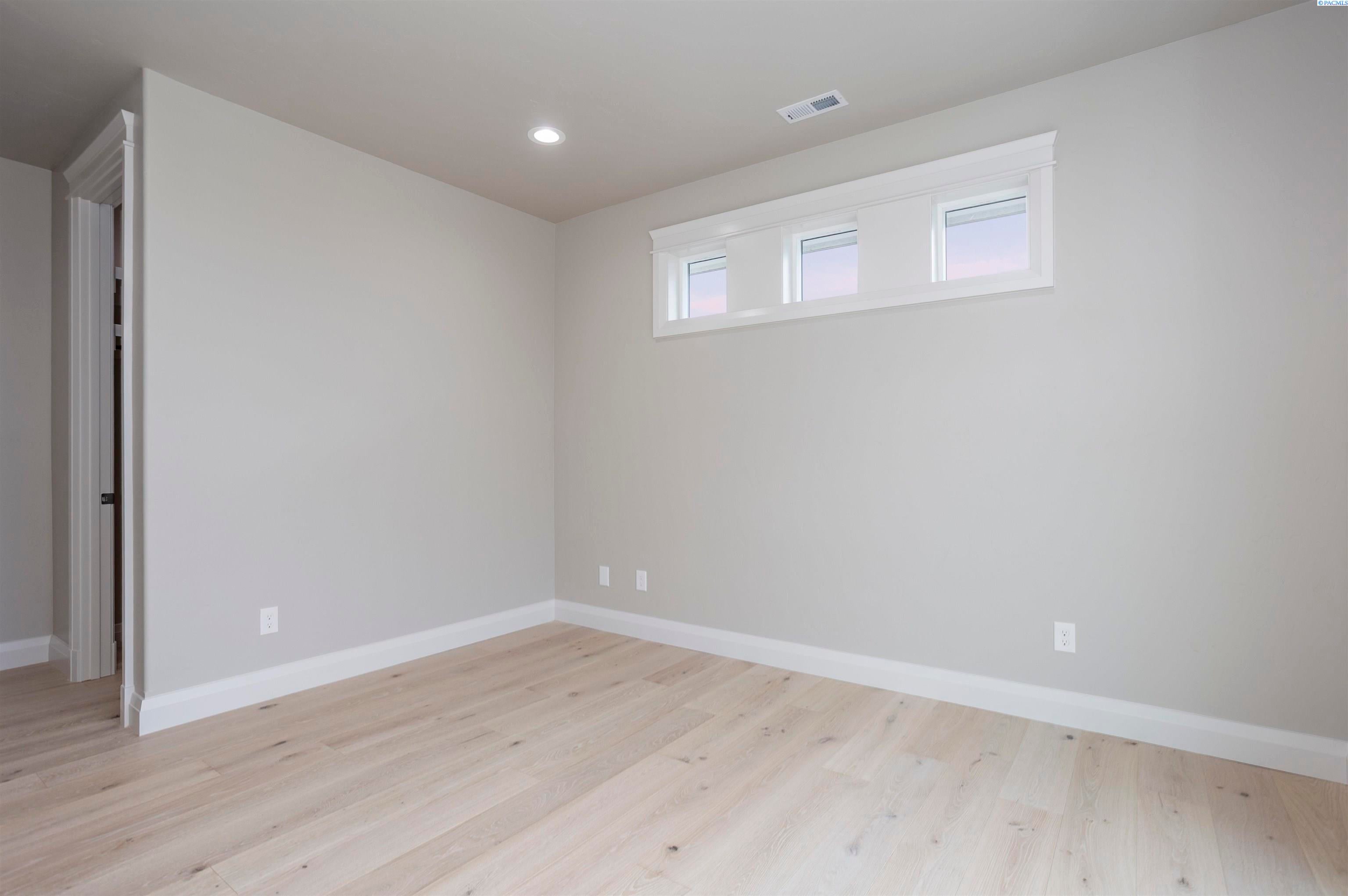 Pasco, Washington, 99301, United States, 4 Bedrooms Bedrooms, ,4 BathroomsBathrooms,Residential,For Sale,1979457