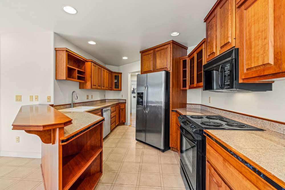 KLAMATH FALLS, Oregon, 97601, United States, 3 Bedrooms Bedrooms, ,4 BathroomsBathrooms,Residential,For Sale,1981715