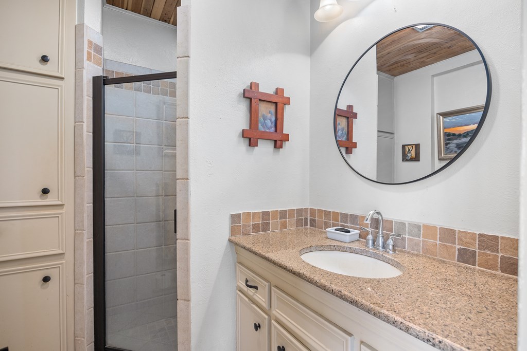 Kerrville, Texas, 78028, United States, 3 Bedrooms Bedrooms, ,3 BathroomsBathrooms,Residential,For Sale,2016606