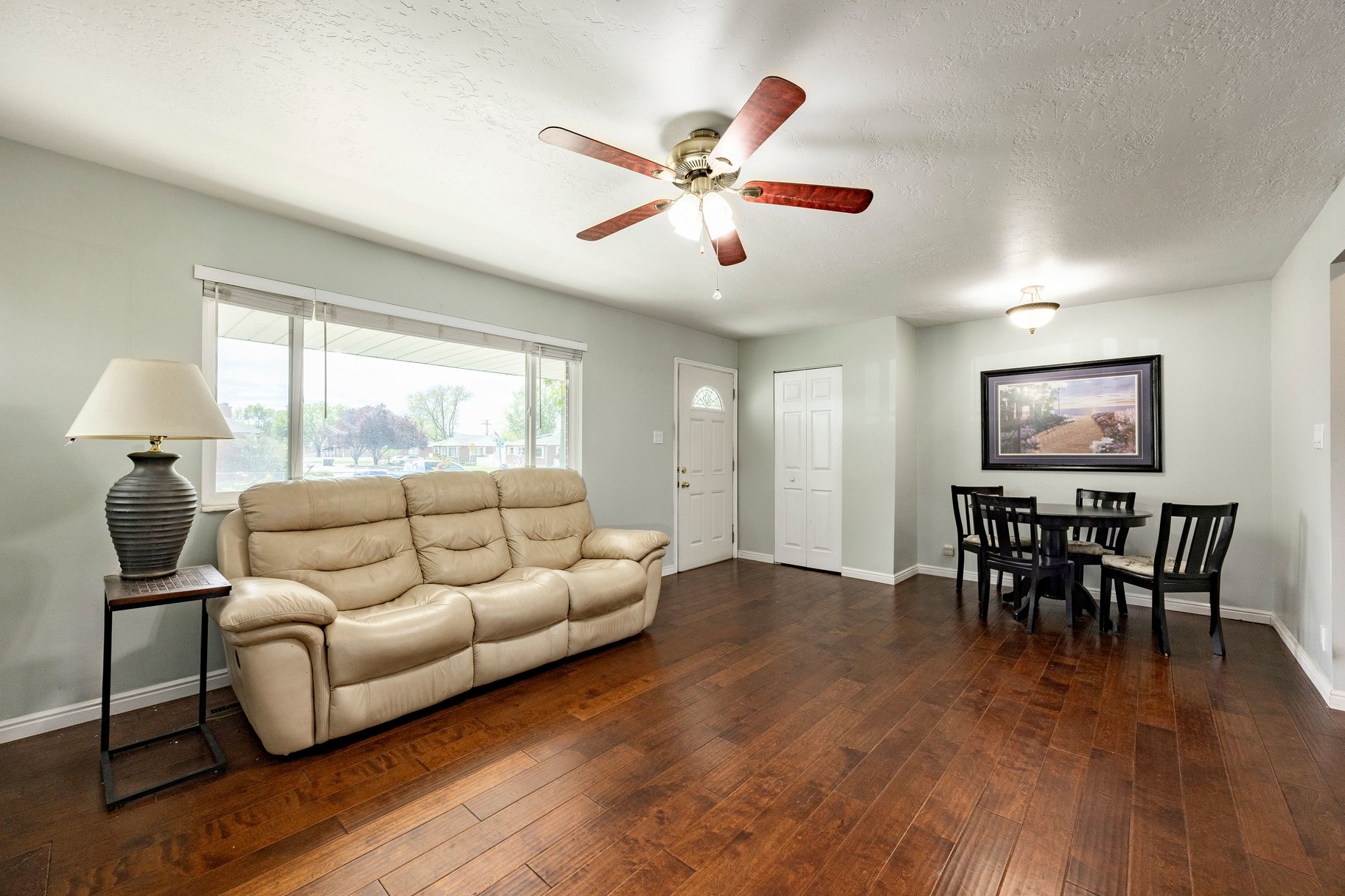  Charming Home with Detached Garage - 物件實景