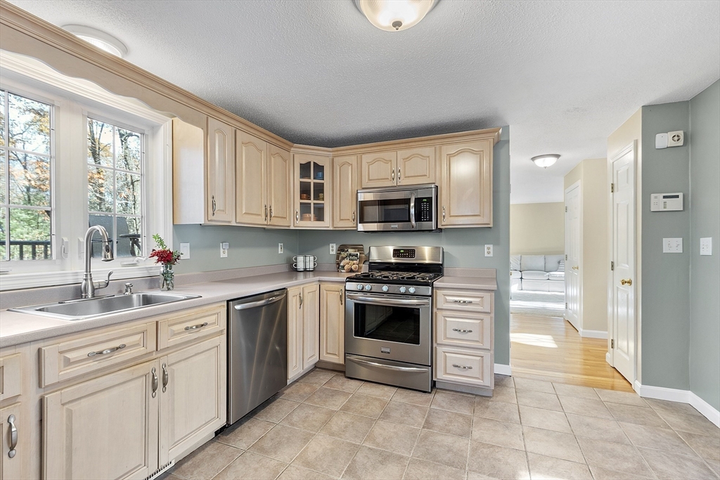 Dracut, Massachusetts, 01826, United States, 3 Bedrooms Bedrooms, ,2 BathroomsBathrooms,Residential,For Sale,1988134