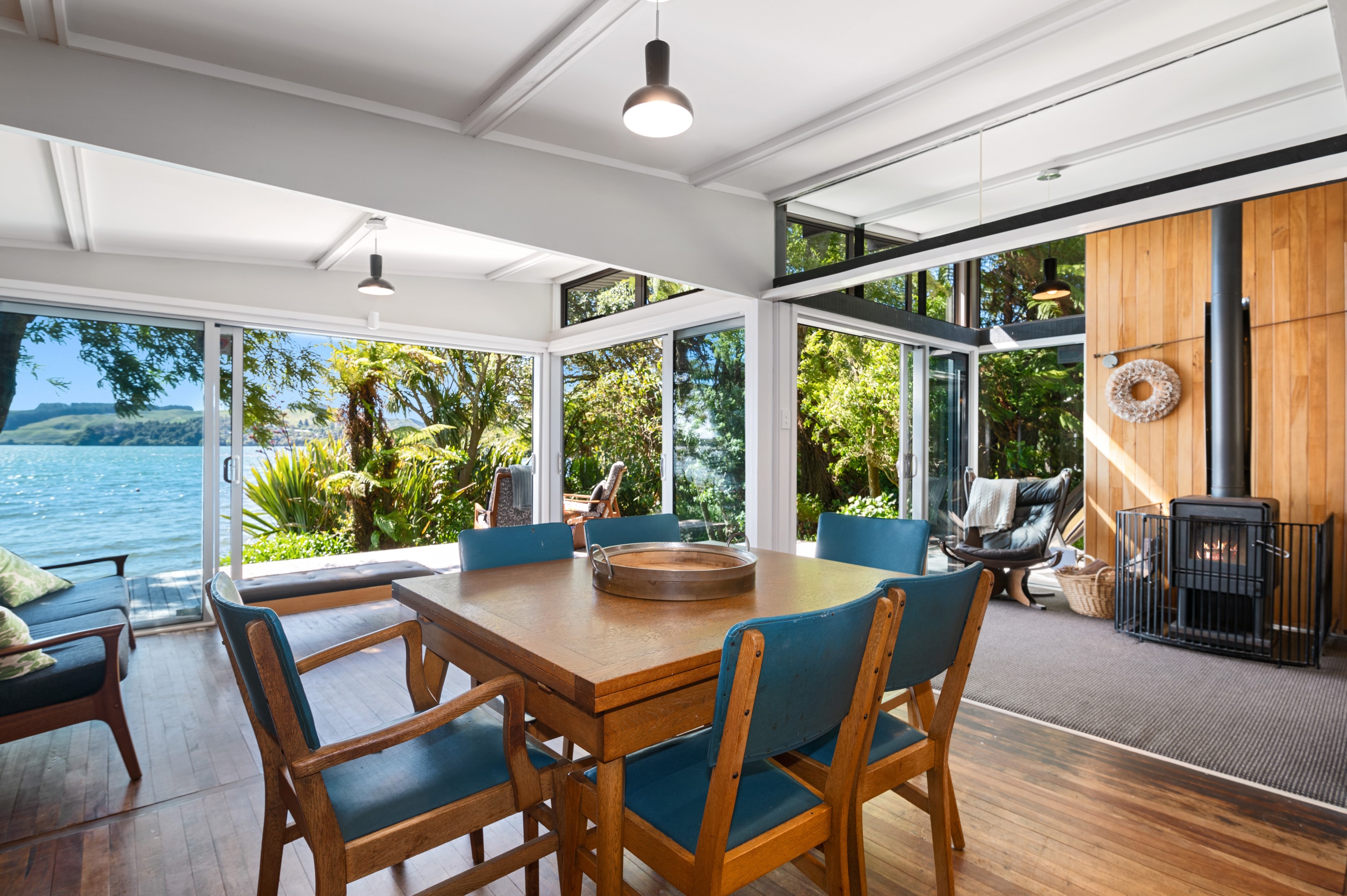  Mid-Century Design, Timeless Lakefront Living - 物件實景