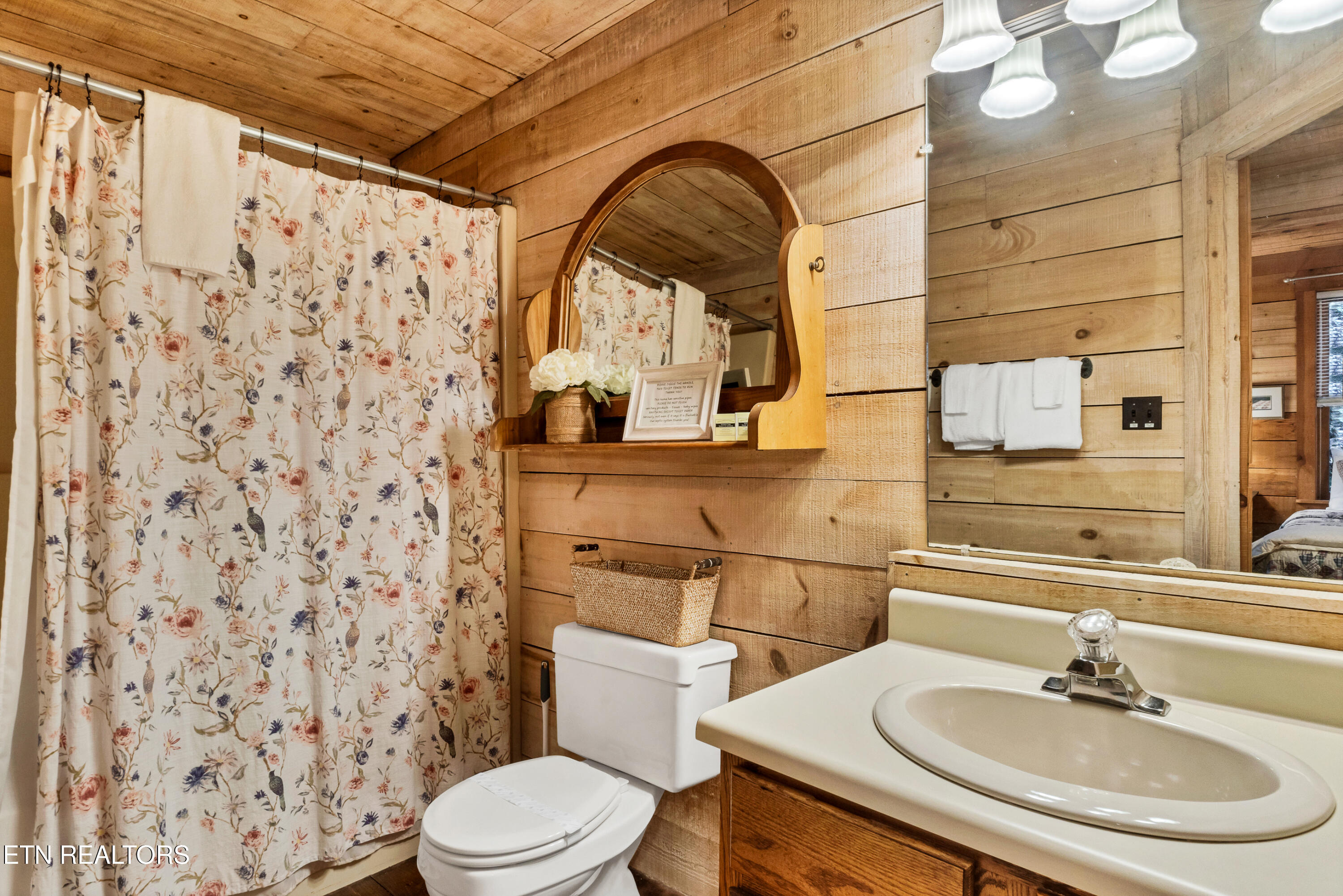 Townsend, Tennessee, 37882, United States, 2 Bedrooms Bedrooms, ,3 BathroomsBathrooms,Residential,For Sale,2010973