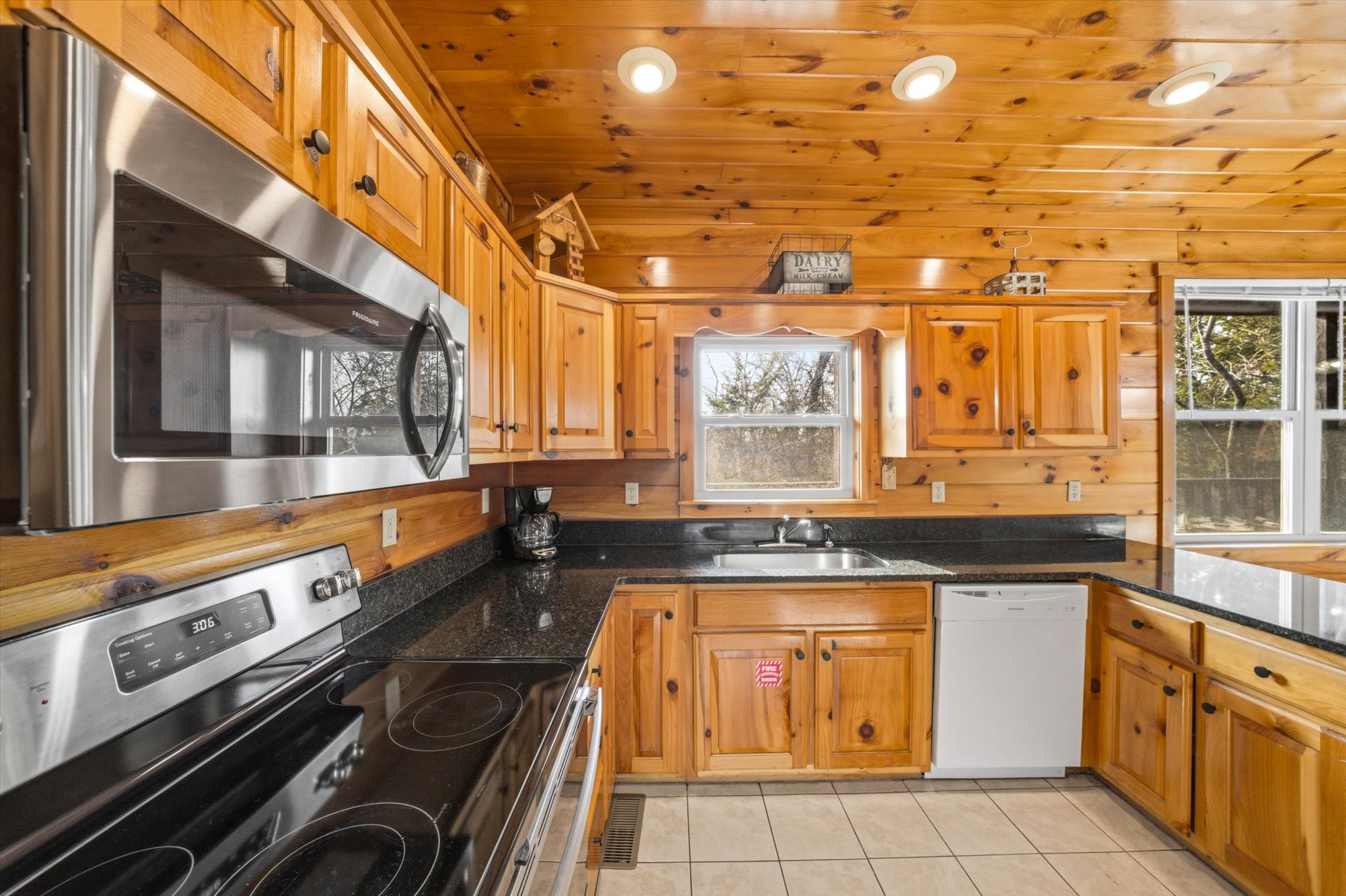 Sevierville, Tennessee, 37876-3406, United States, 3 Bedrooms Bedrooms, ,5 BathroomsBathrooms,Residential,For Sale,2049447