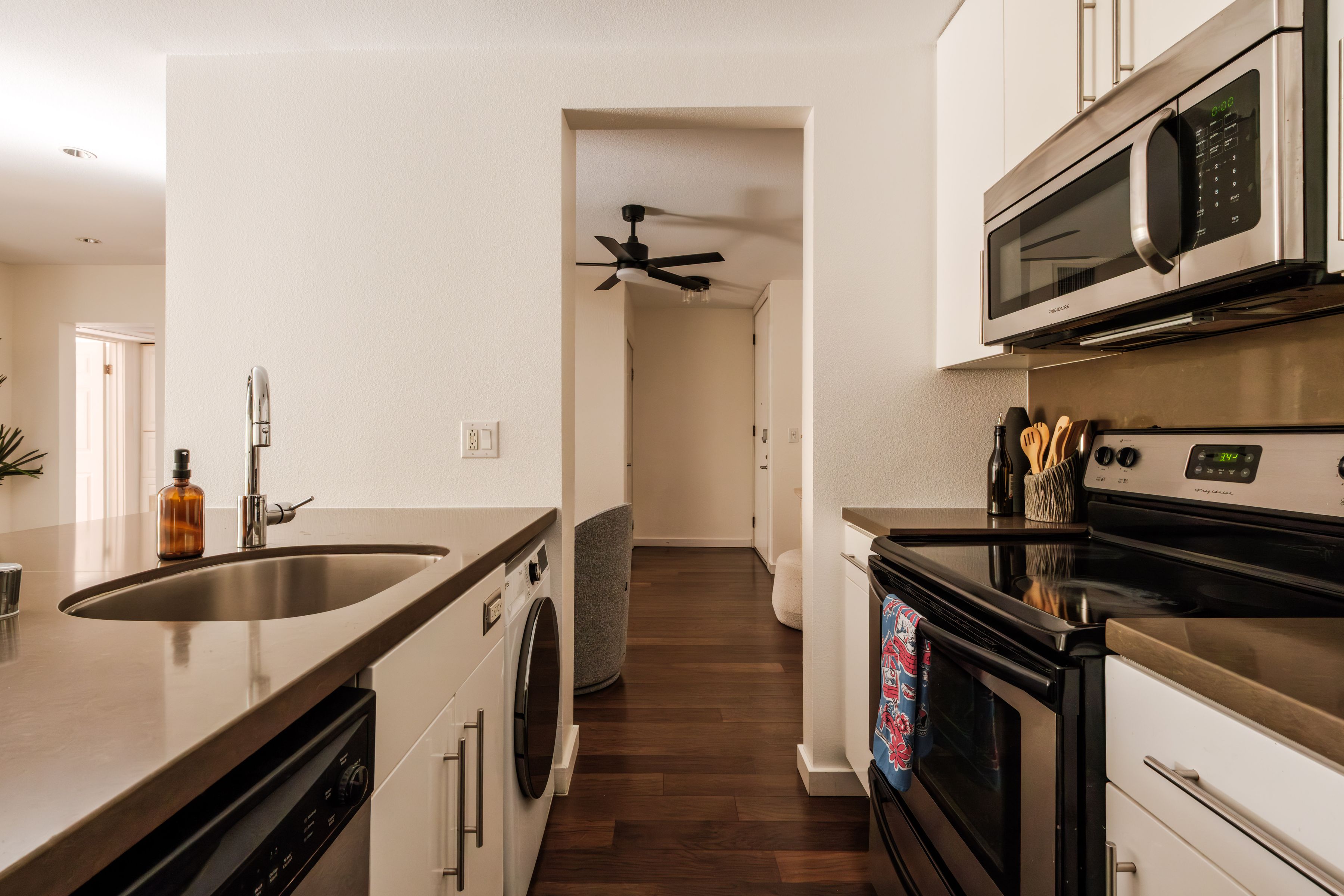  141 South Clark Drive, #404 - 物件實景