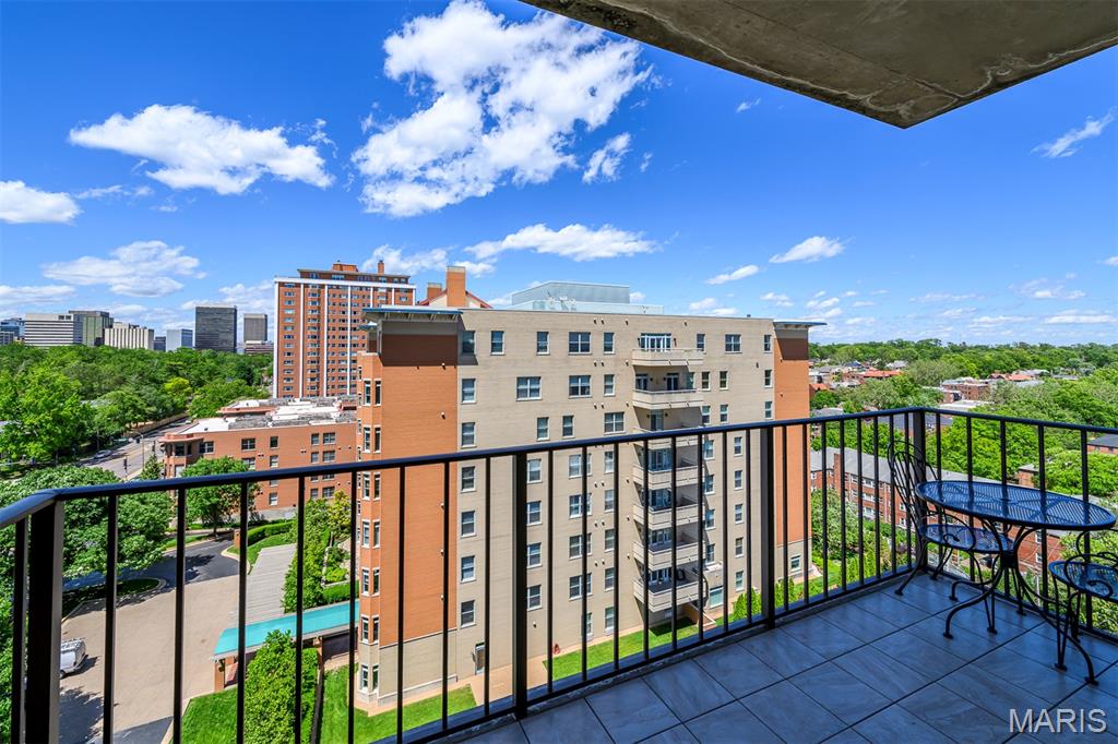 St Louis, Missouri, 63105, United States, 2 Bedrooms Bedrooms, ,2 BathroomsBathrooms,Residential,For Sale,1828450