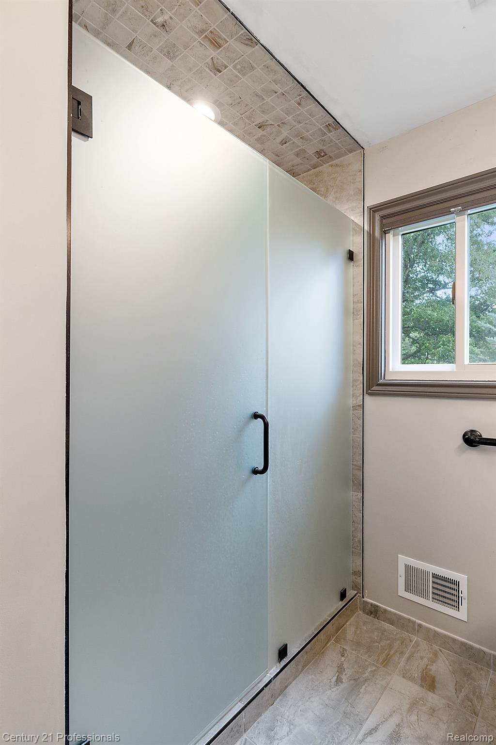 Davisburg, Michigan, 48350, United States, 5 Bedrooms Bedrooms, ,4 BathroomsBathrooms,Residential,For Sale,1978362