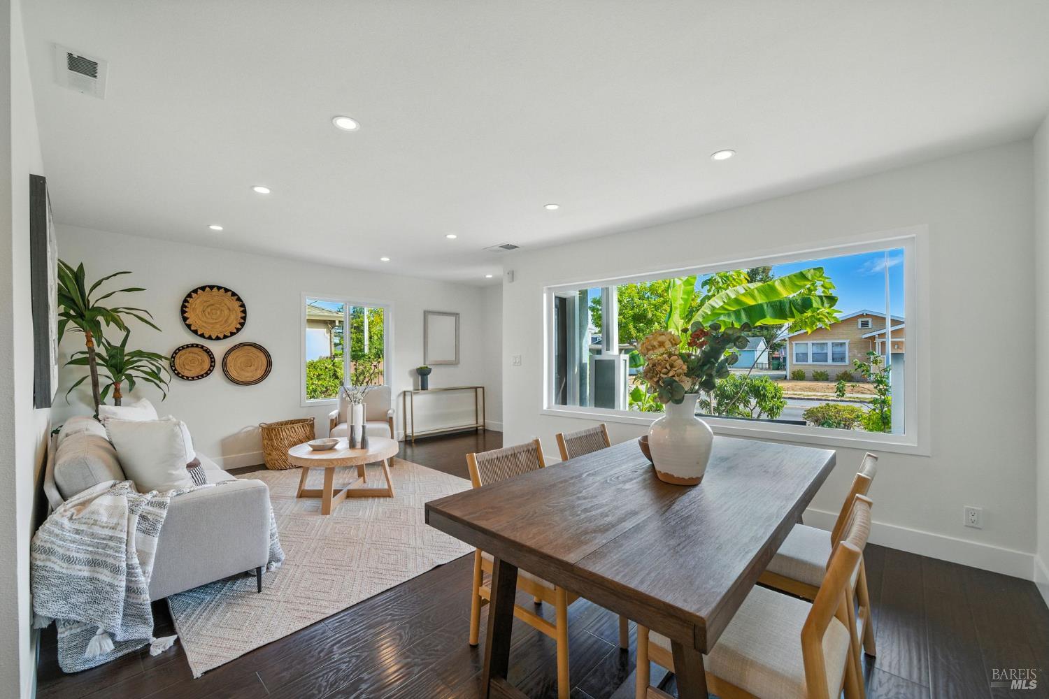 Petaluma, California, 94952, United States, 2 Bedrooms Bedrooms, ,1 BathroomBathrooms,Residential,For Sale,1934208