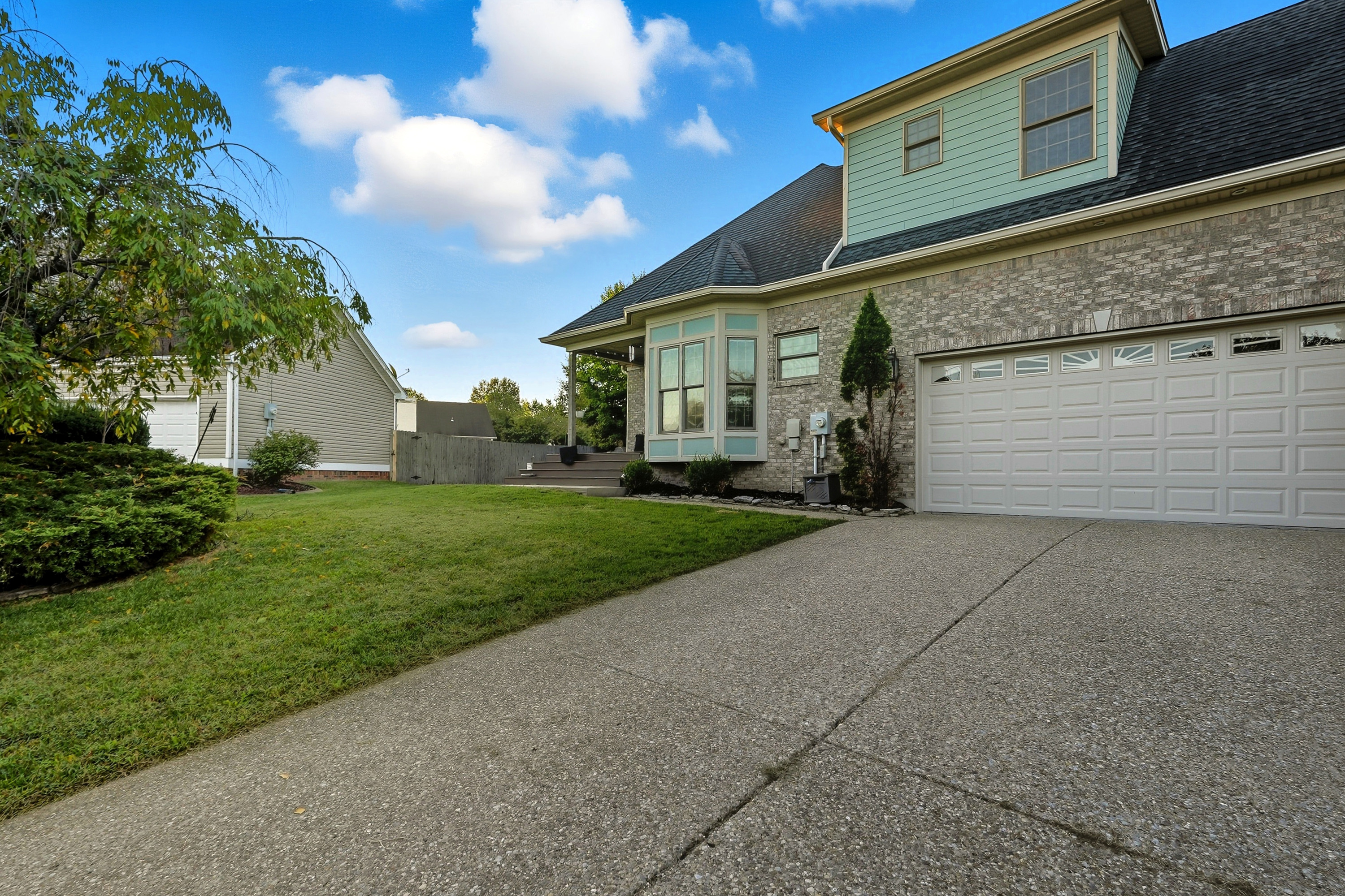 Louisville, Kentucky, 40220, United States, 3 Bedrooms Bedrooms, ,4 BathroomsBathrooms,Residential,For Sale,1979535