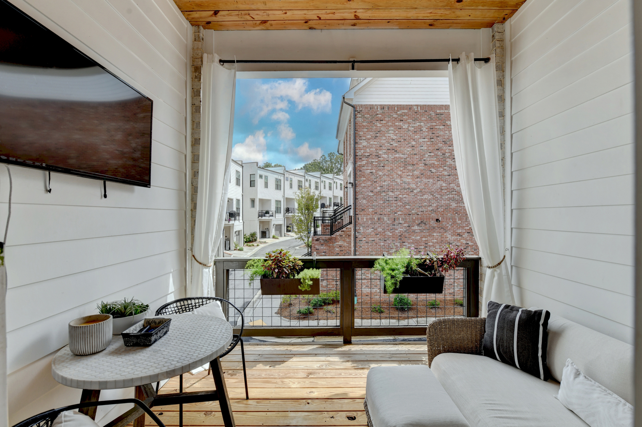  Welcome Home to this Magnificent Three-Story Townhome - 物件實景
