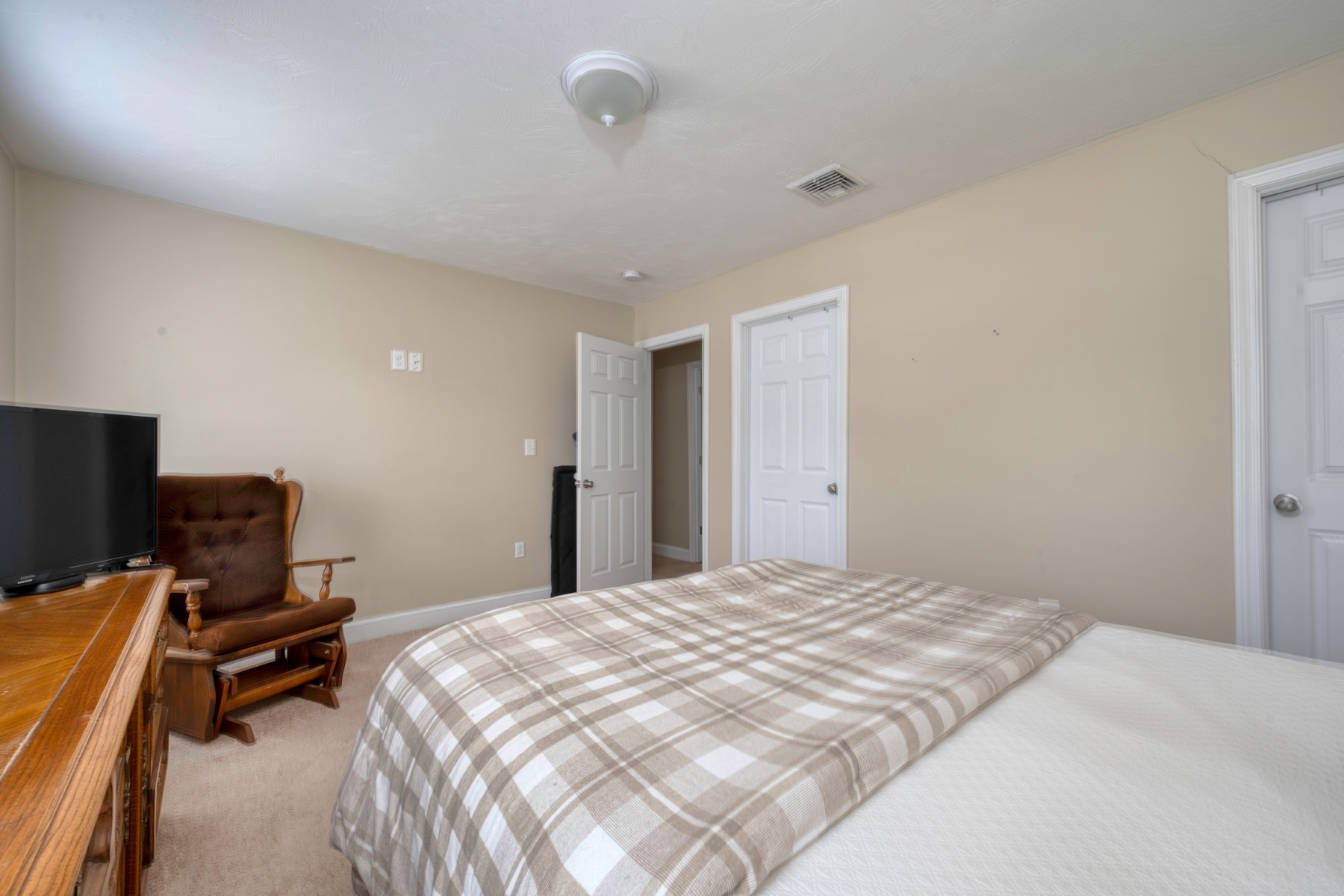 Holbrook, Massachusetts, 02343, United States, 4 Bedrooms Bedrooms, ,3 BathroomsBathrooms,Residential,For Sale,1910565