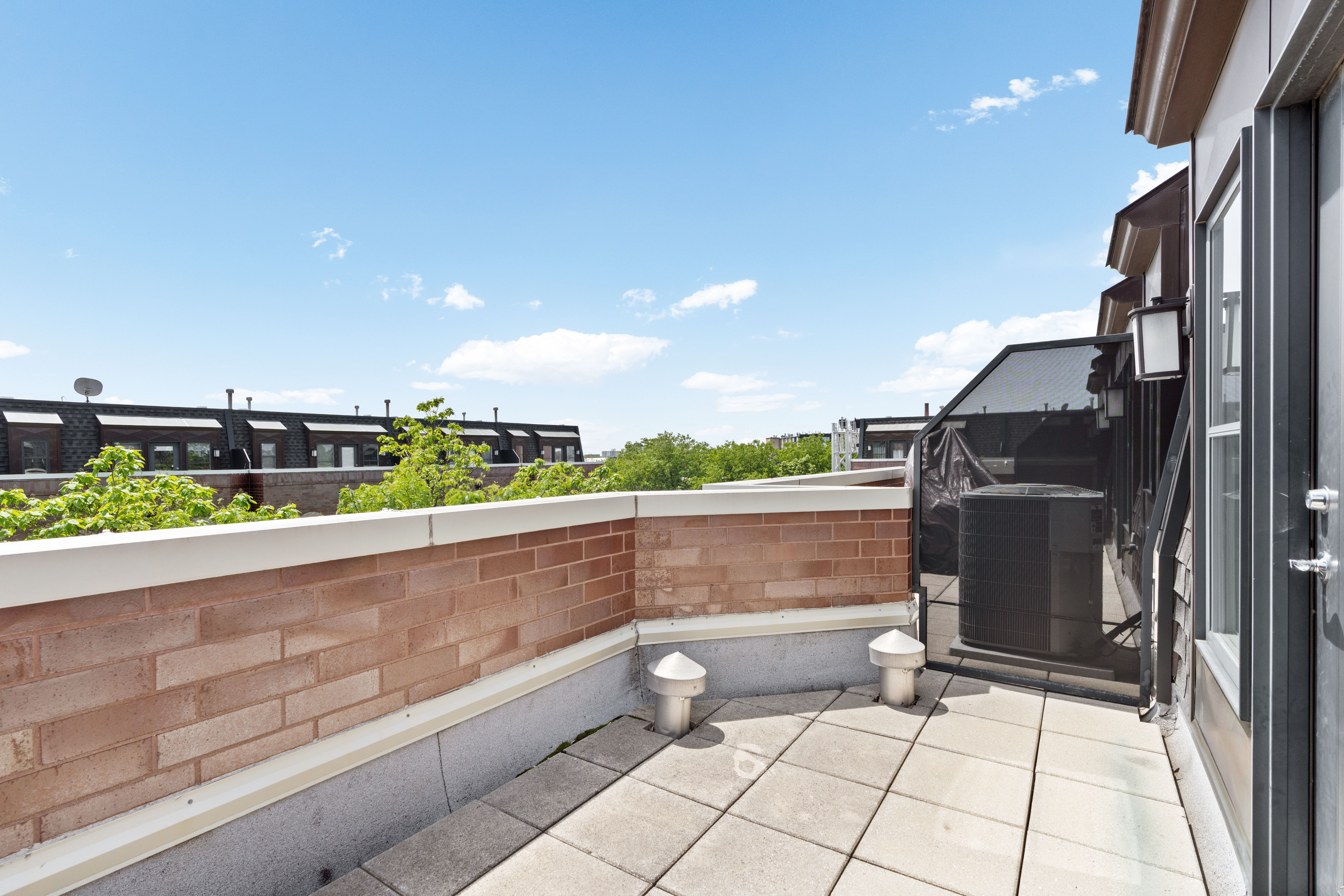  All Brick Townhome that Lives like a Single-family Home - 物件實景