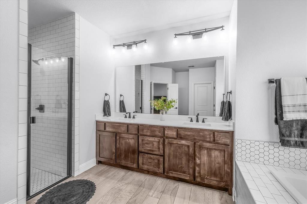 Weatherford, Texas, 76088, United States, 5 Bedrooms Bedrooms, ,5 BathroomsBathrooms,Residential,For Sale,1976907