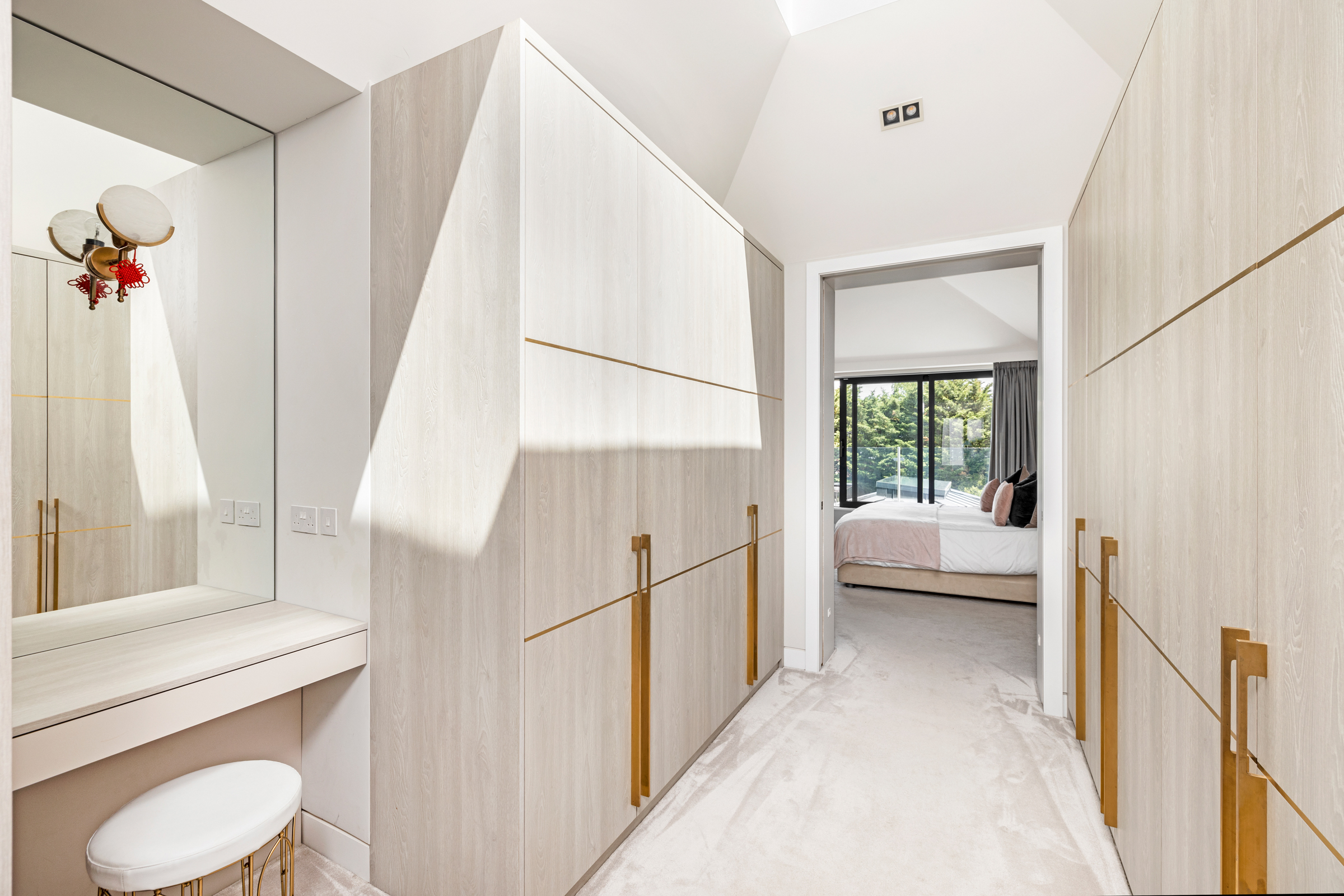  A seven-bedroom contemporary house built around a century-old olive tree - 物件實景