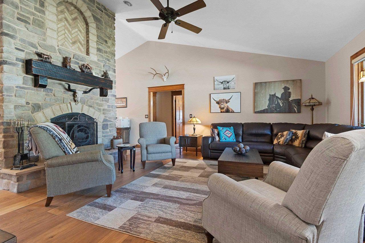 GREEN BAY, Wisconsin, 54302, United States, 3 Bedrooms Bedrooms, ,4 BathroomsBathrooms,Residential,For Sale,1818314