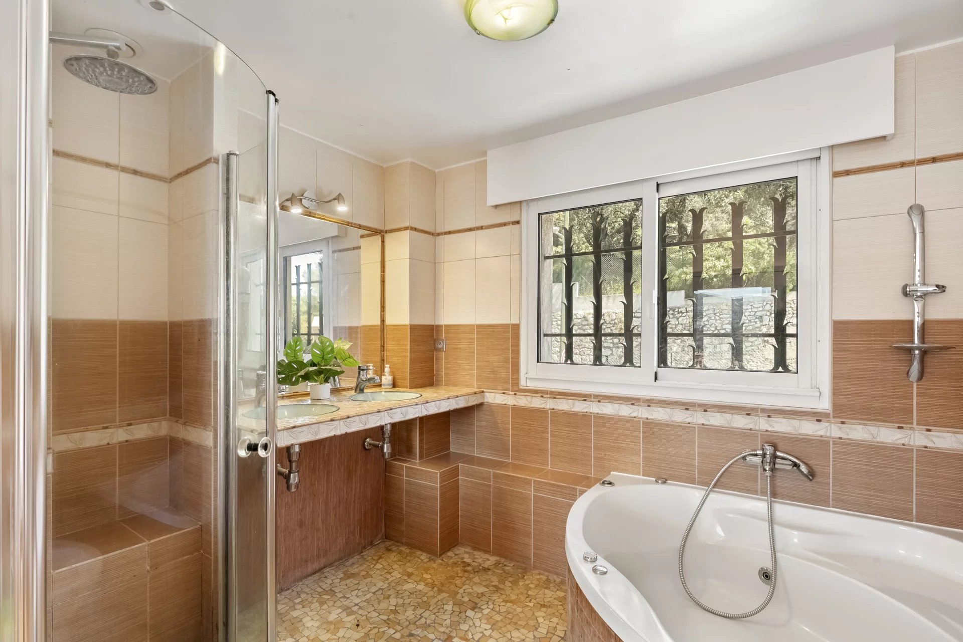 Nice, Provence-Alpes-Côte d’Azur, 06000, FR, 5 Bedrooms Bedrooms, ,4 BathroomsBathrooms,Residential,For Sale,1829311