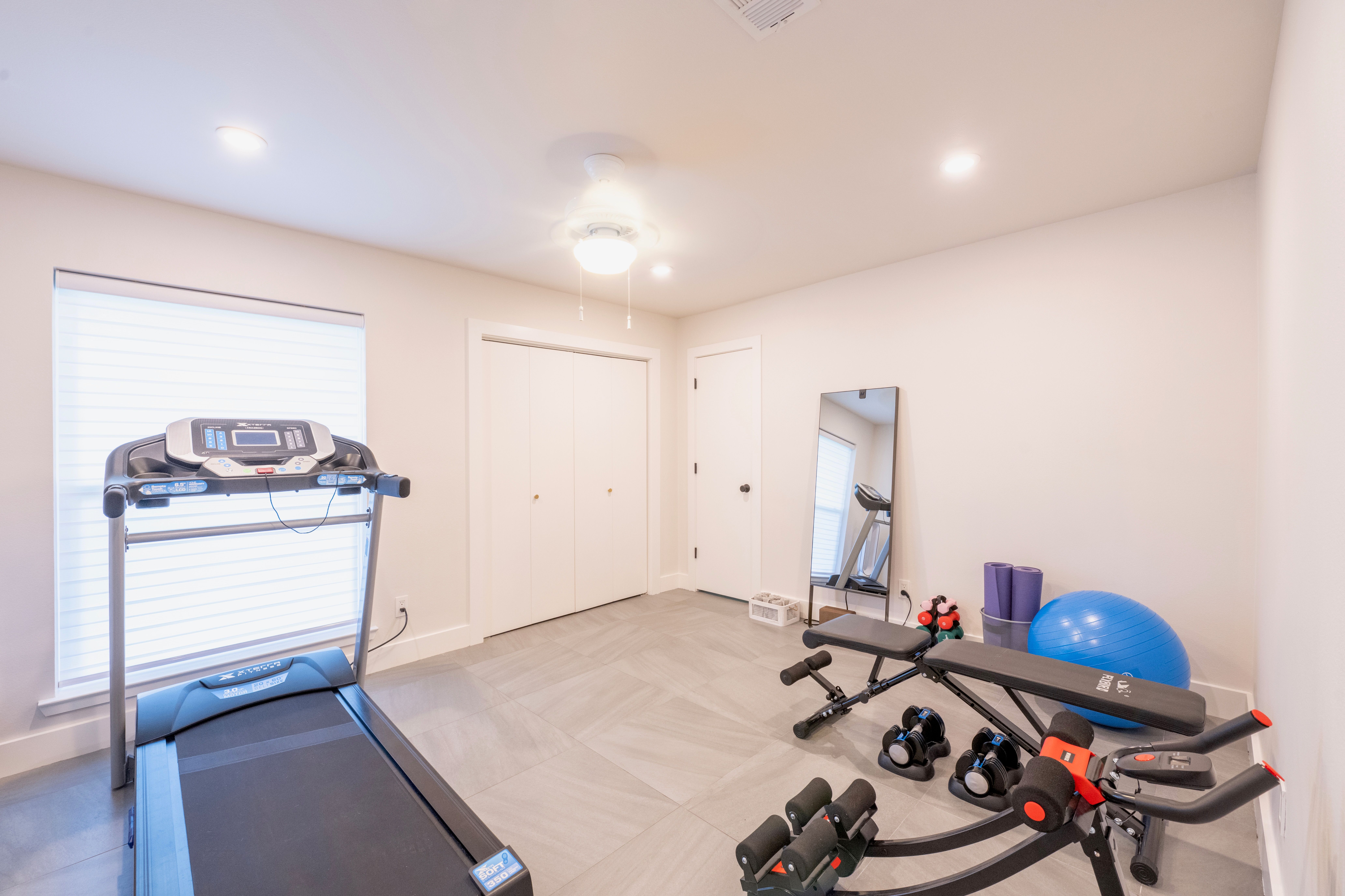  Desirable Corner Lot Home with Back Yard Oasis - 物件實景