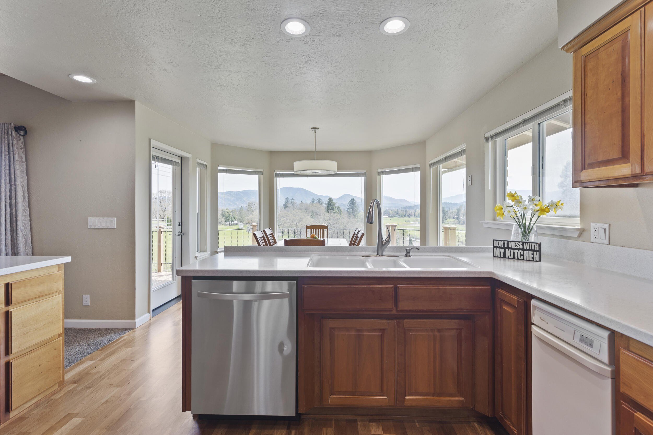 Grants Pass, Oregon, 97526, United States, 4 Bedrooms Bedrooms, ,6 BathroomsBathrooms,Residential,For Sale,1765933