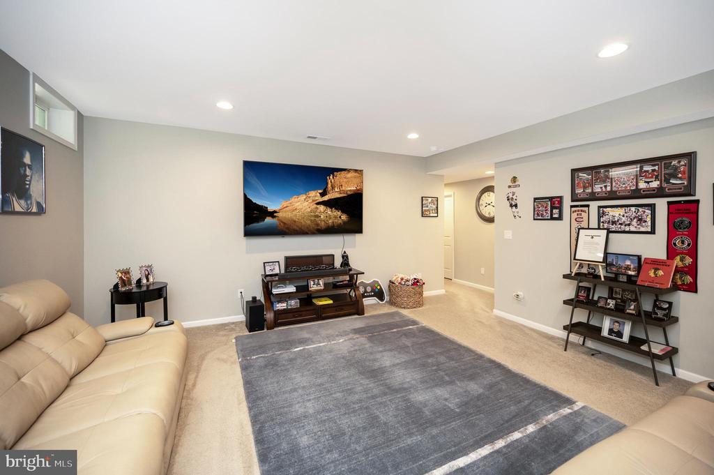 Fredericksburg, Virginia, 22406, United States, 5 Bedrooms Bedrooms, ,6 BathroomsBathrooms,Residential,For Sale,1981857