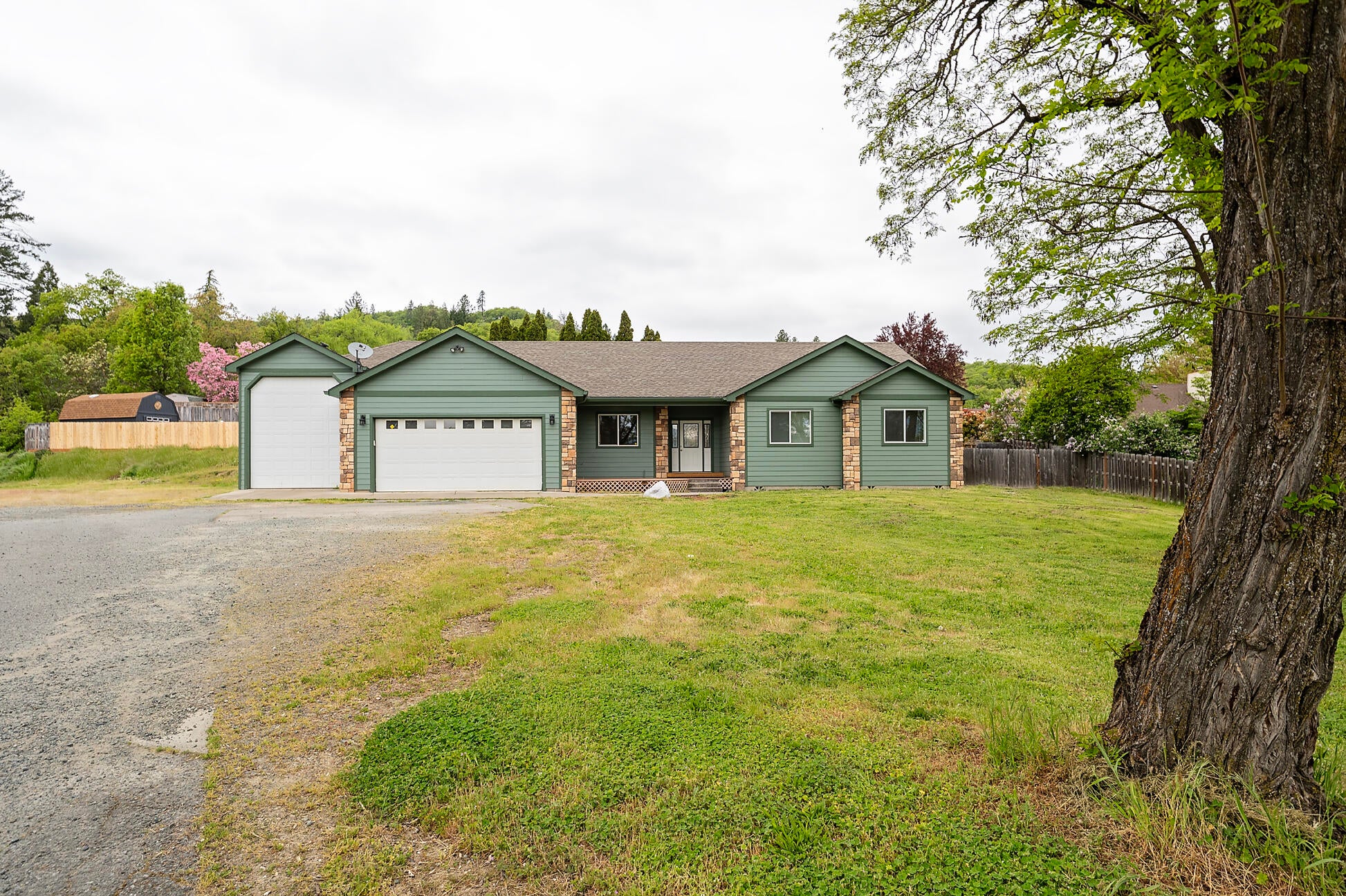 Grants Pass, Oregon, 97526, United States, 3 Bedrooms Bedrooms, ,3 BathroomsBathrooms,Residential,For Sale,1994829