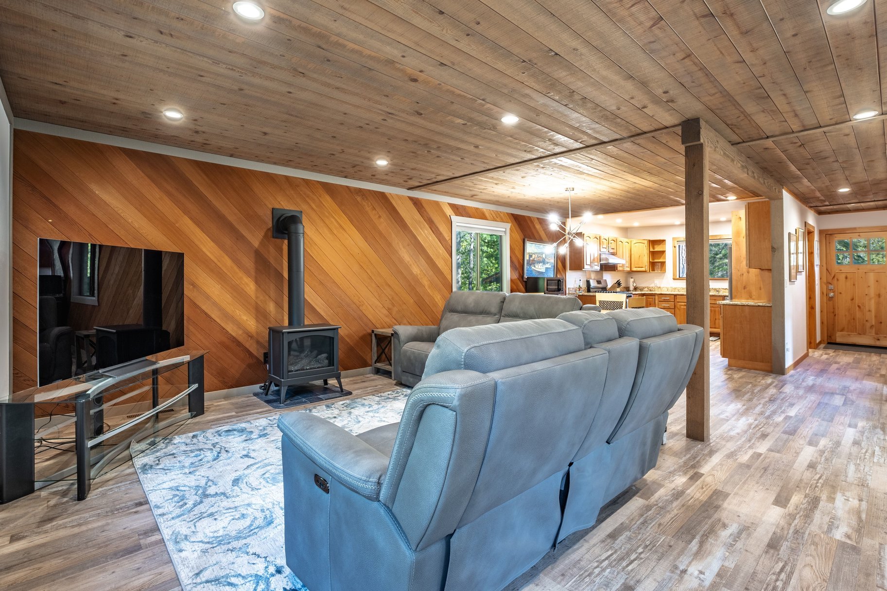  Loved and Cared For West Shore Home with Large Detached Garage and ADU Potential - 物件實景