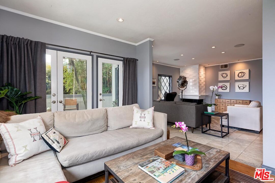West Hollywood, California, 90069, United States, 2 Bedrooms Bedrooms, ,2 BathroomsBathrooms,Residential,For Sale,1819033