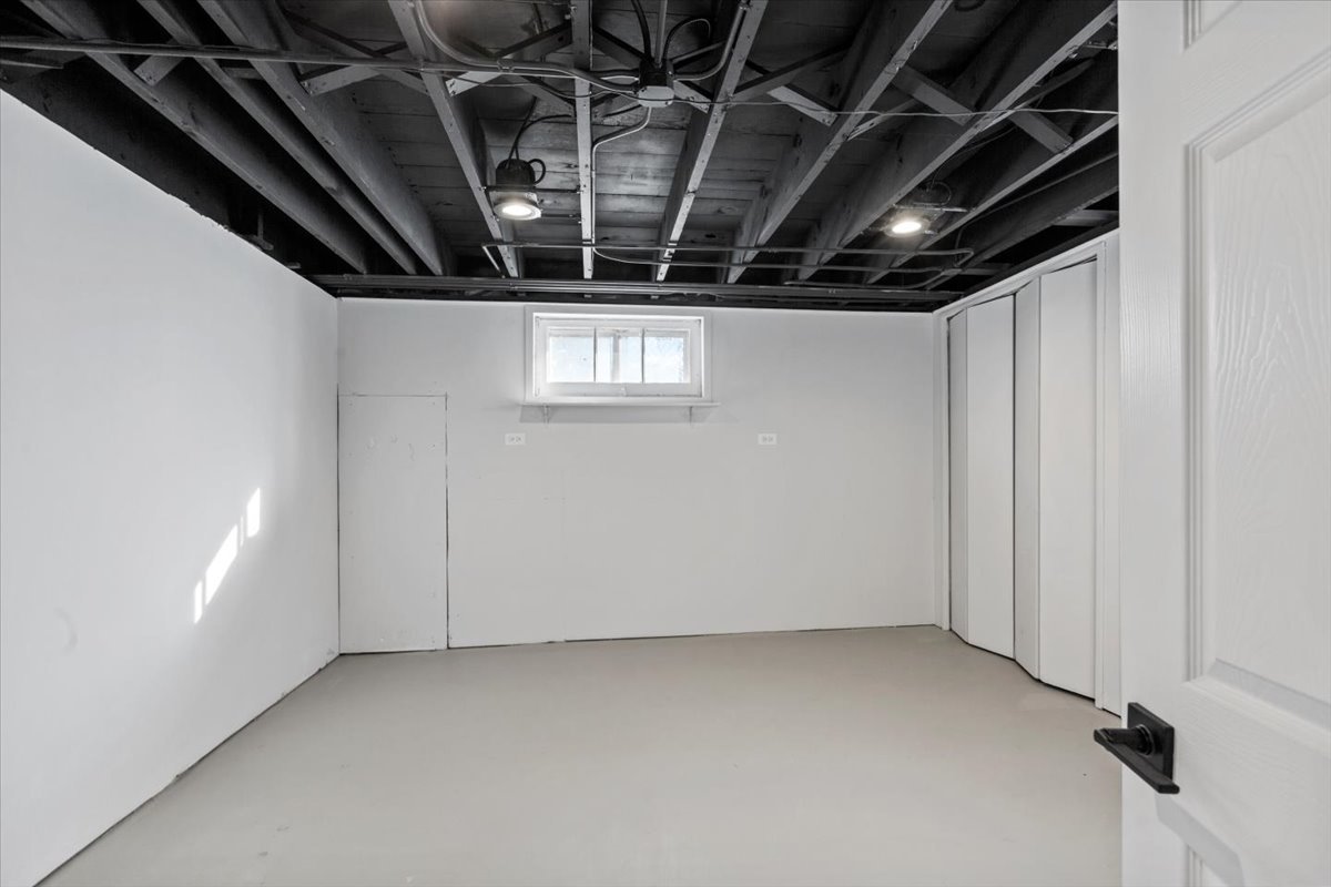 Evergreen Park, Illinois, 60805, United States, 5 Bedrooms Bedrooms, ,4 BathroomsBathrooms,Residential,For Sale,1972389